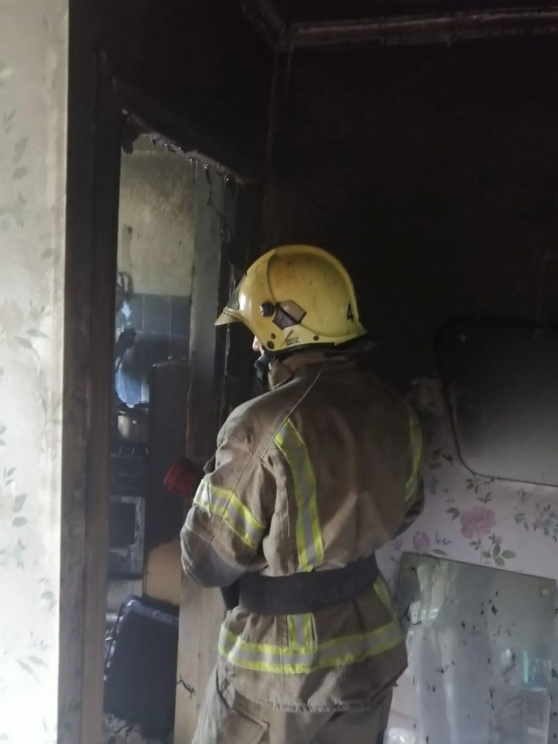 Барнаульские пожарные спасли людей из горящего дома Барнаульские пожарные спасли людей из горящего дома