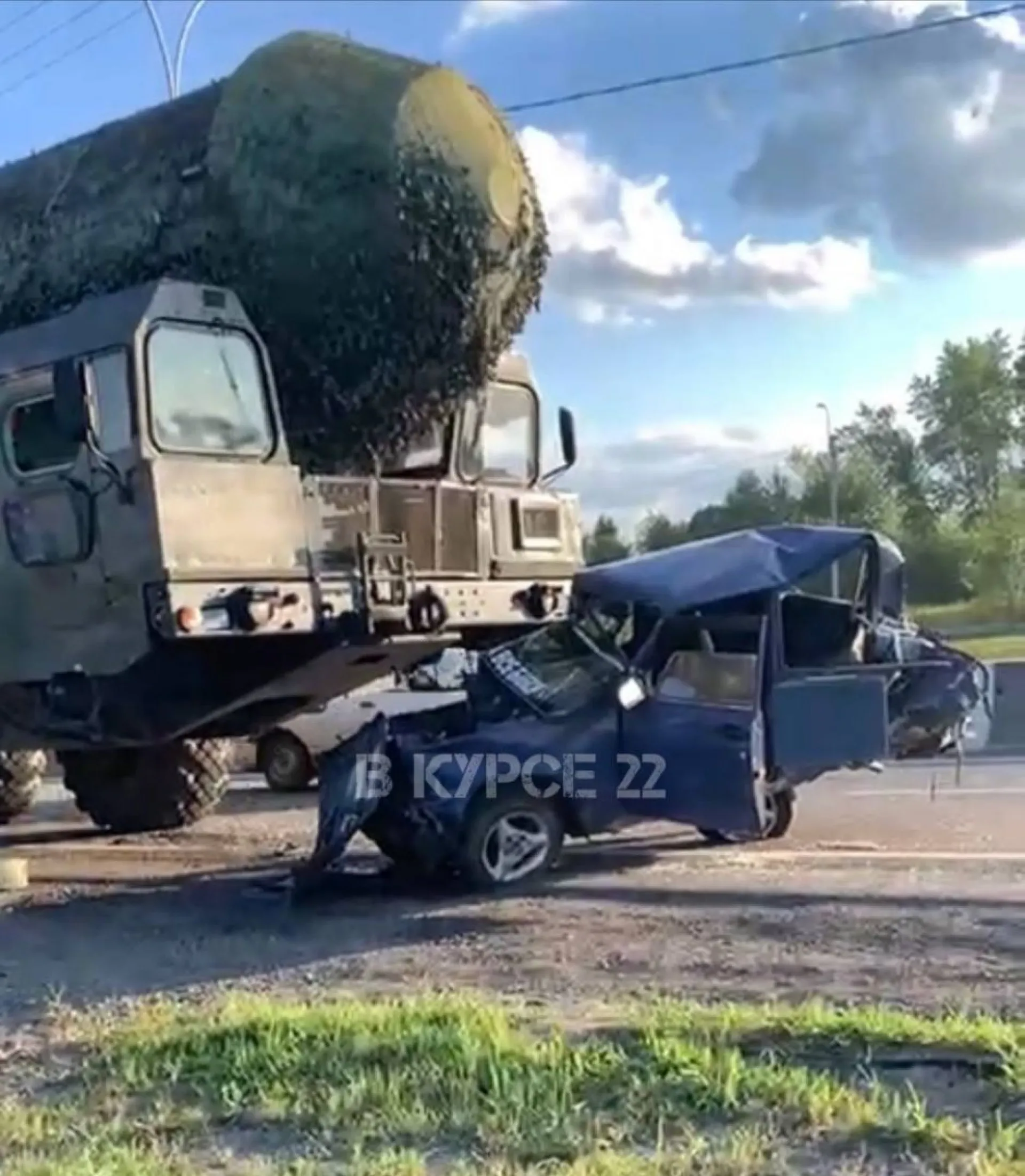 В Алтайском крае легковушка столкнулась с военным автомобилем В Алтайском крае легковушка столкнулась с военным автомобилем