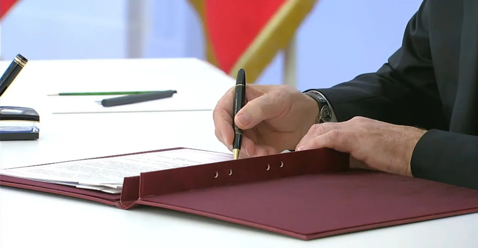 Виктор Томенко сообщил о планах Алтайского края развивать всестороннее сотрудничество с вошедшими в состав России регионами Виктор Томенко сообщил о планах Алтайского края развивать всестороннее сотрудничество с вошедшими в состав России регионами