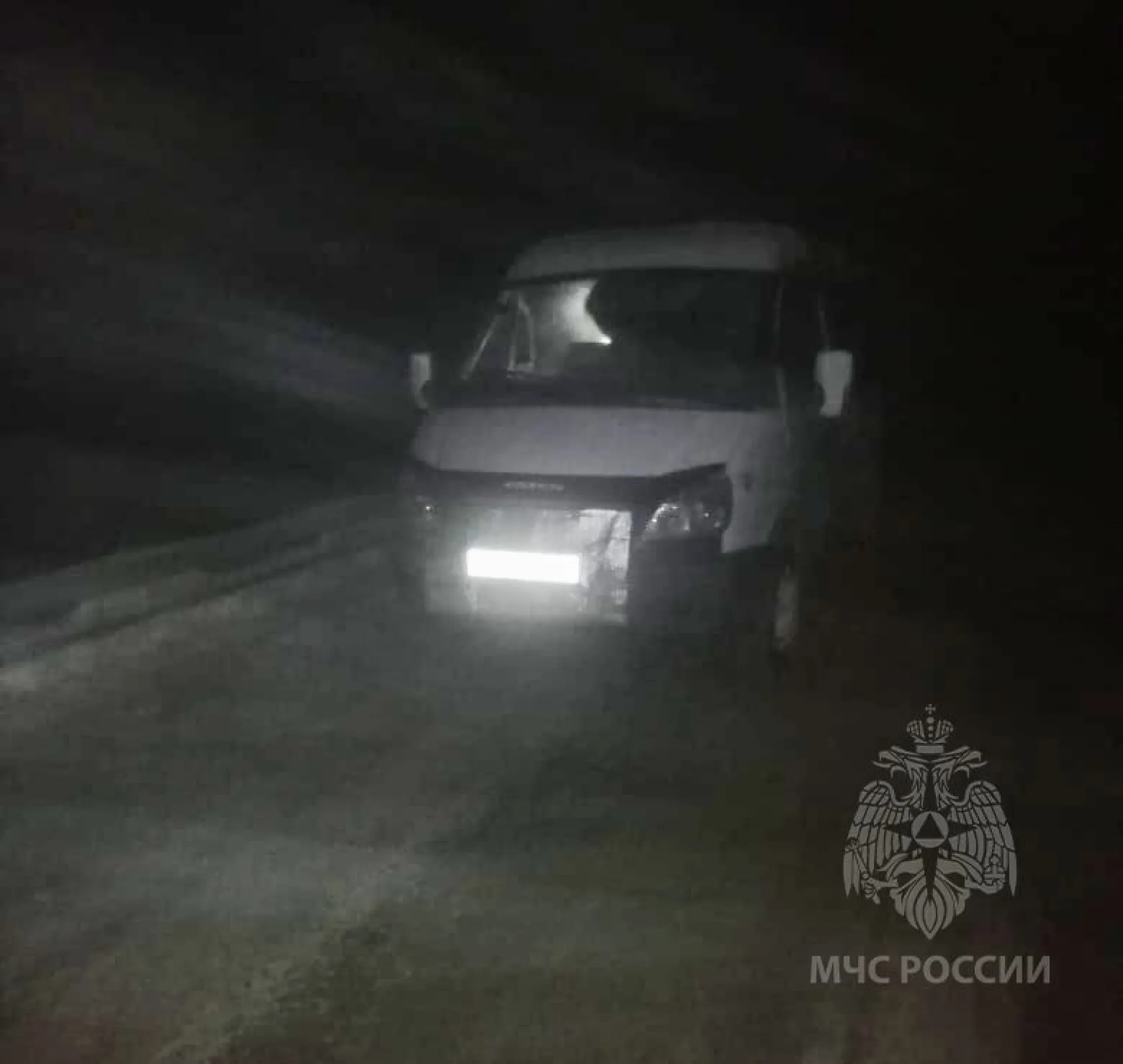 Сотрудники МЧС в Алтайском крае спасли человека в замерзшем автомобиле Сотрудники МЧС в Алтайском крае спасли человека в замерзшем автомобиле