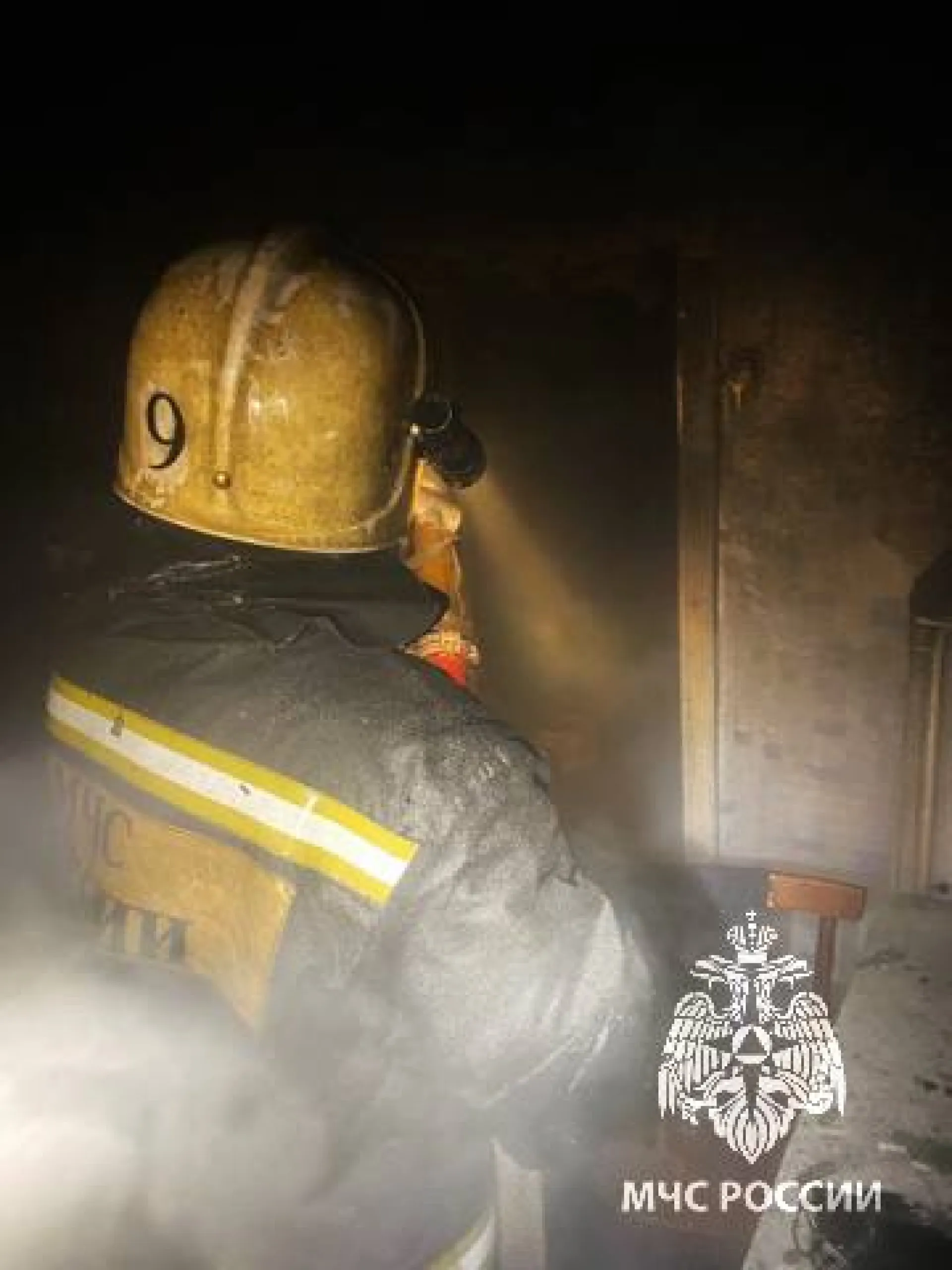 В Барнауле 25 пожарных справились с огнём в частном доме В Барнауле 25 пожарных справились с огнём в частном доме