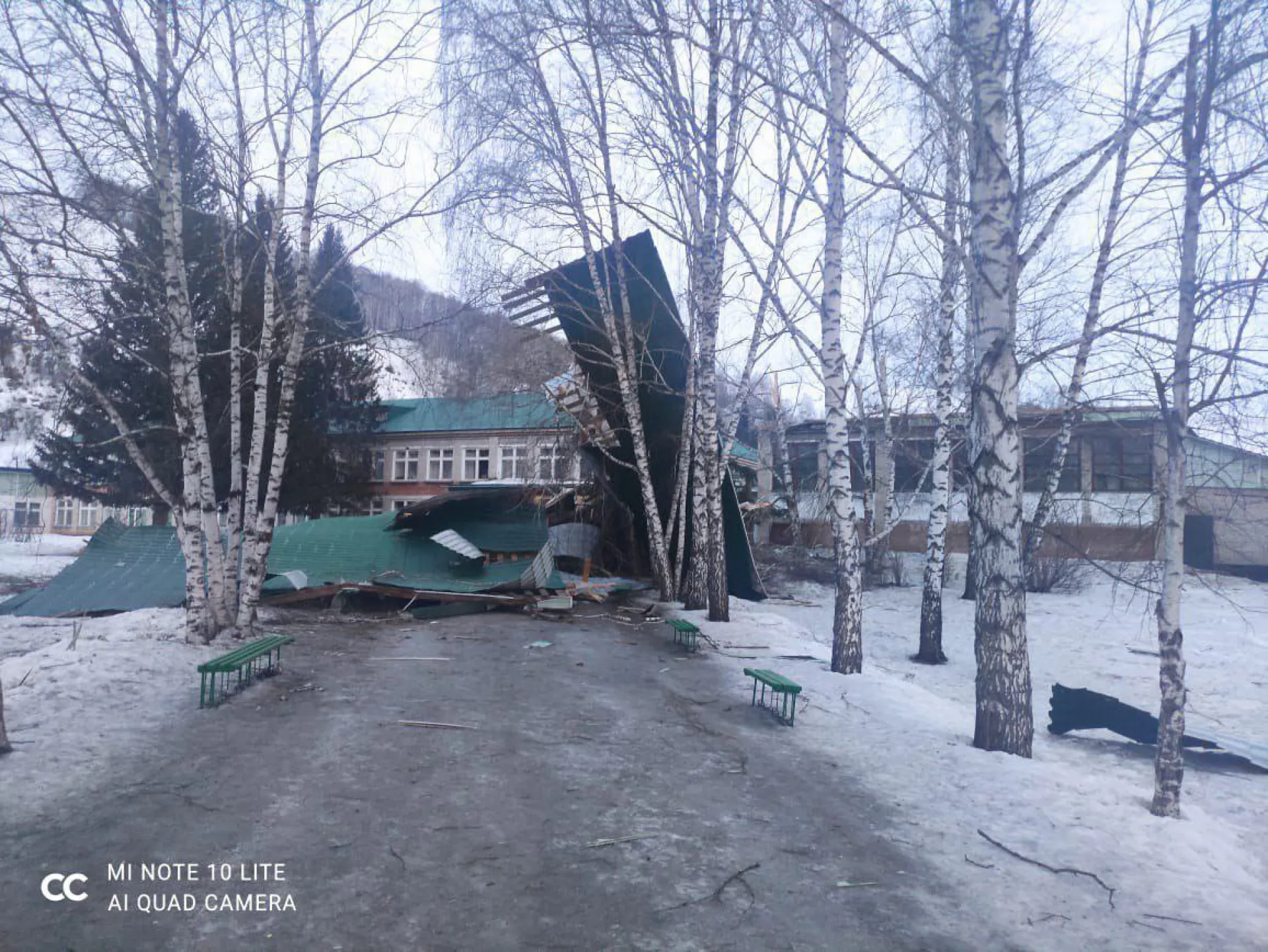 Крышу алтайской школы сорвало ветром. Её восстановят в кратчайшие сроки Крышу алтайской школы сорвало ветром. Её восстановят в кратчайшие сроки