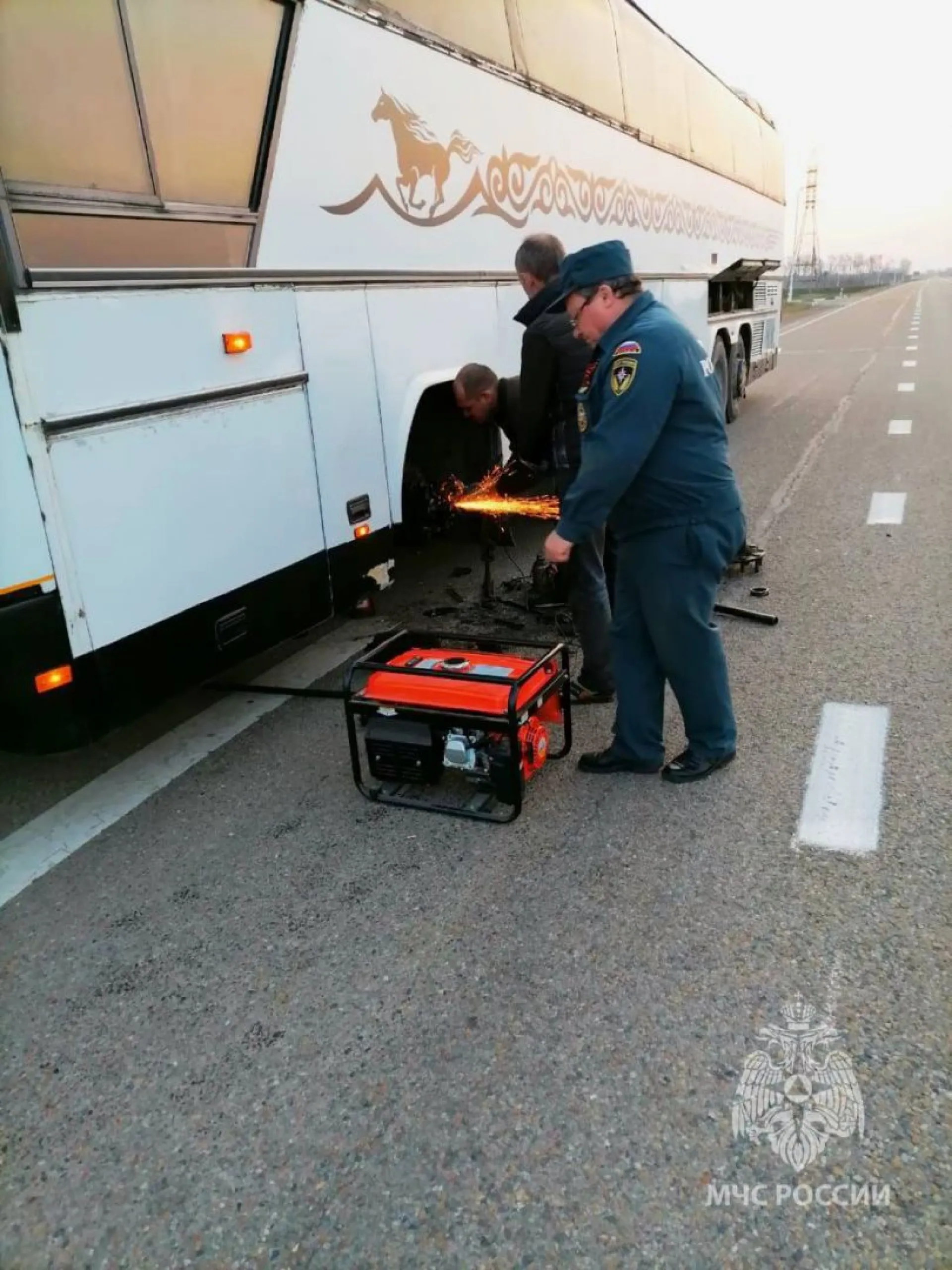 В Алтайском крае сотрудники МЧС устранили неисправность автобуса на ночной трассе В Алтайском крае сотрудники МЧС устранили неисправность автобуса на ночной трассе