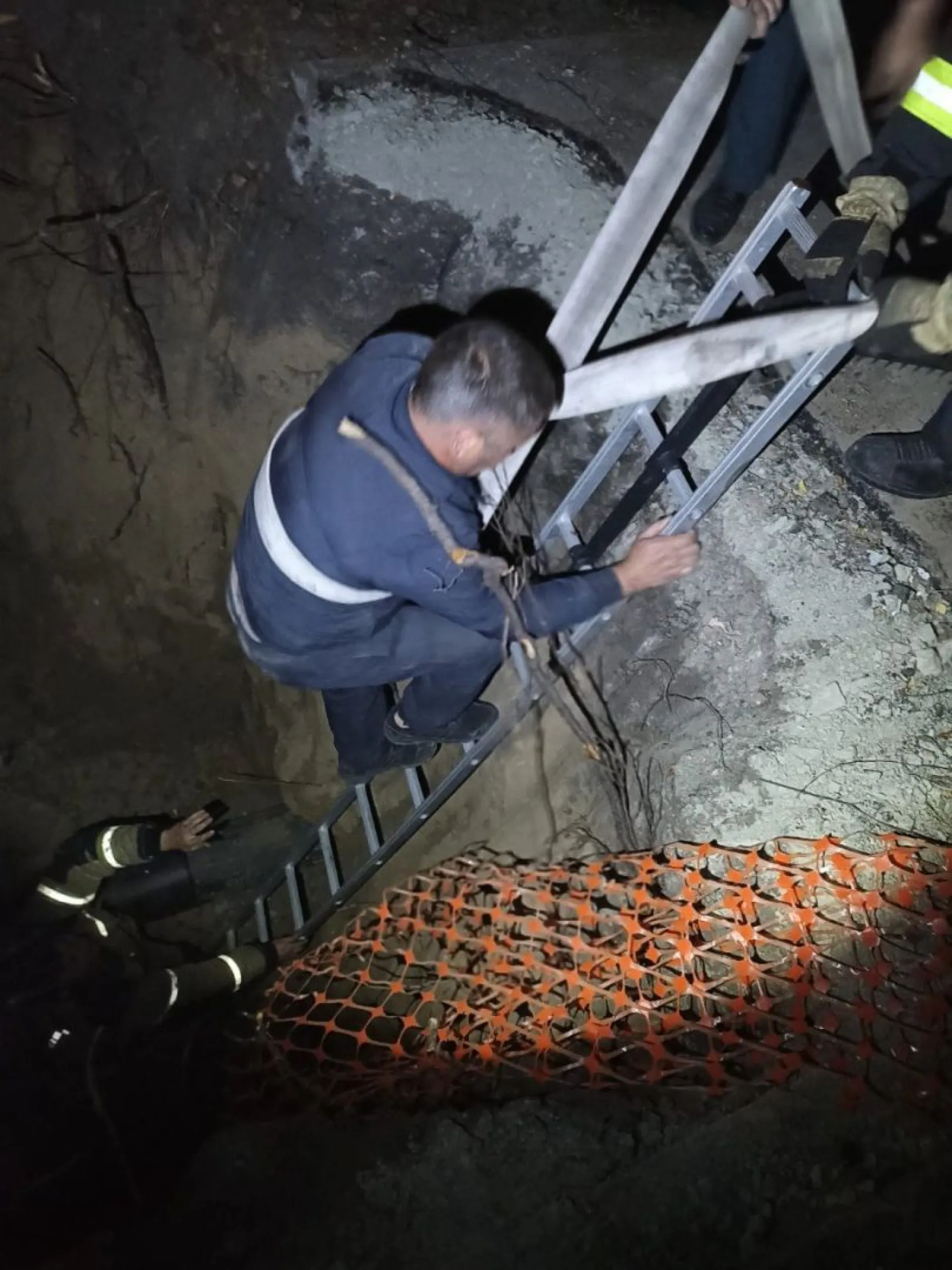 В Барнауле сотрудники МЧС спасли мужчину, упавшего в глубокую яму В Барнауле сотрудники МЧС спасли мужчину, упавшего в глубокую яму