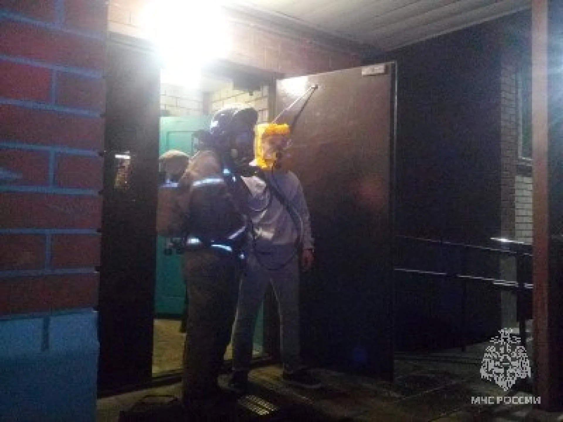 В Новоалтайске пожарные спасли людей из горящего многоквартирного дома В Новоалтайске пожарные спасли людей из горящего многоквартирного дома