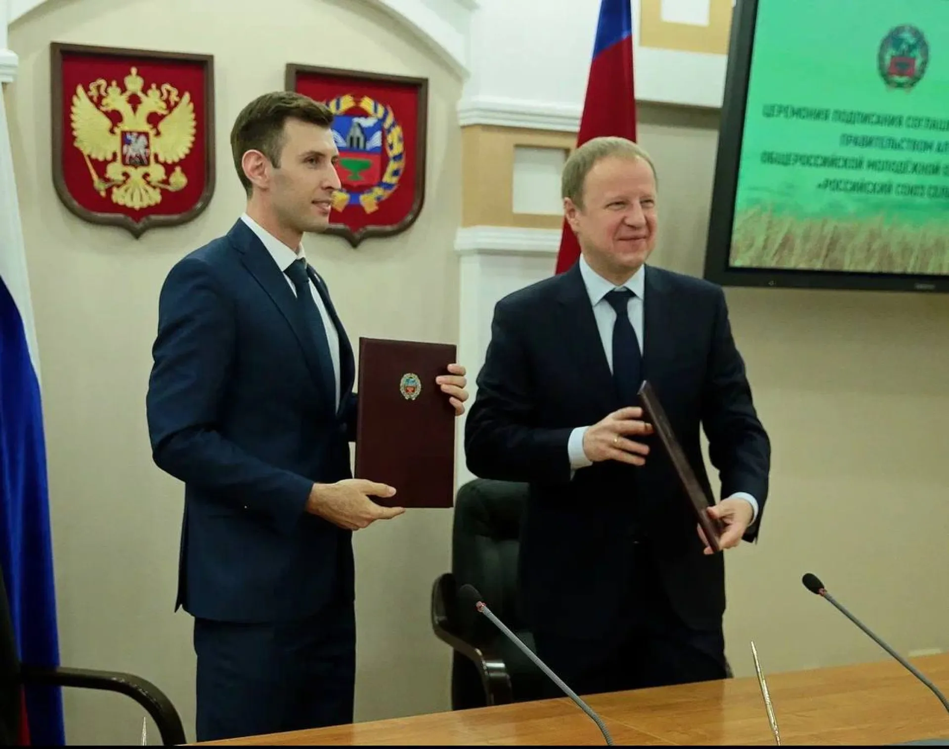 Губернатор Алтайского края подписал соглашение о сотрудничестве с Российским союзом сельской молодёжи Губернатор Алтайского края подписал соглашение о сотрудничестве с Российским союзом сельской молодёжи
