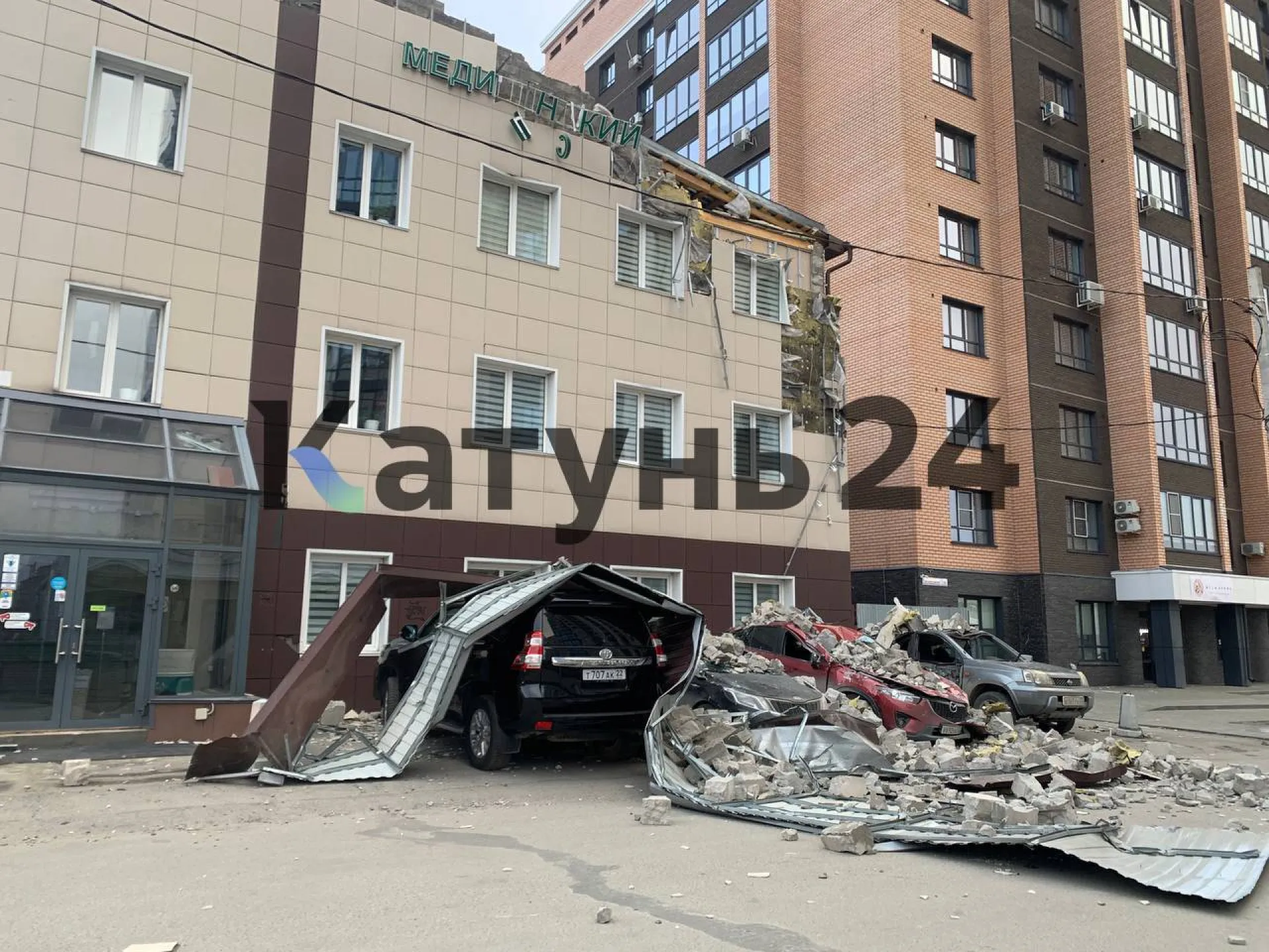Обломки крыши обрушились на припаркованные автомобили в Барнауле Обломки крыши обрушились на припаркованные автомобили в Барнауле