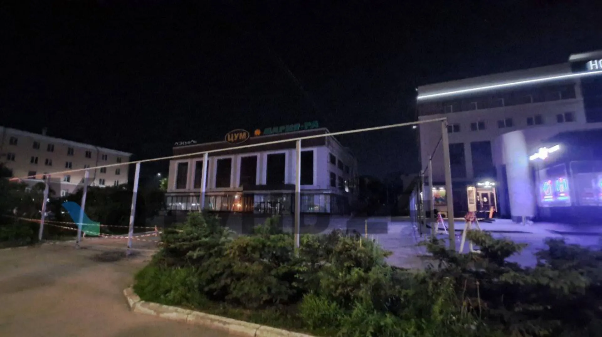 Возле барнаульского ЦУМа начали устанавливать забор Возле барнаульского ЦУМа начали устанавливать забор