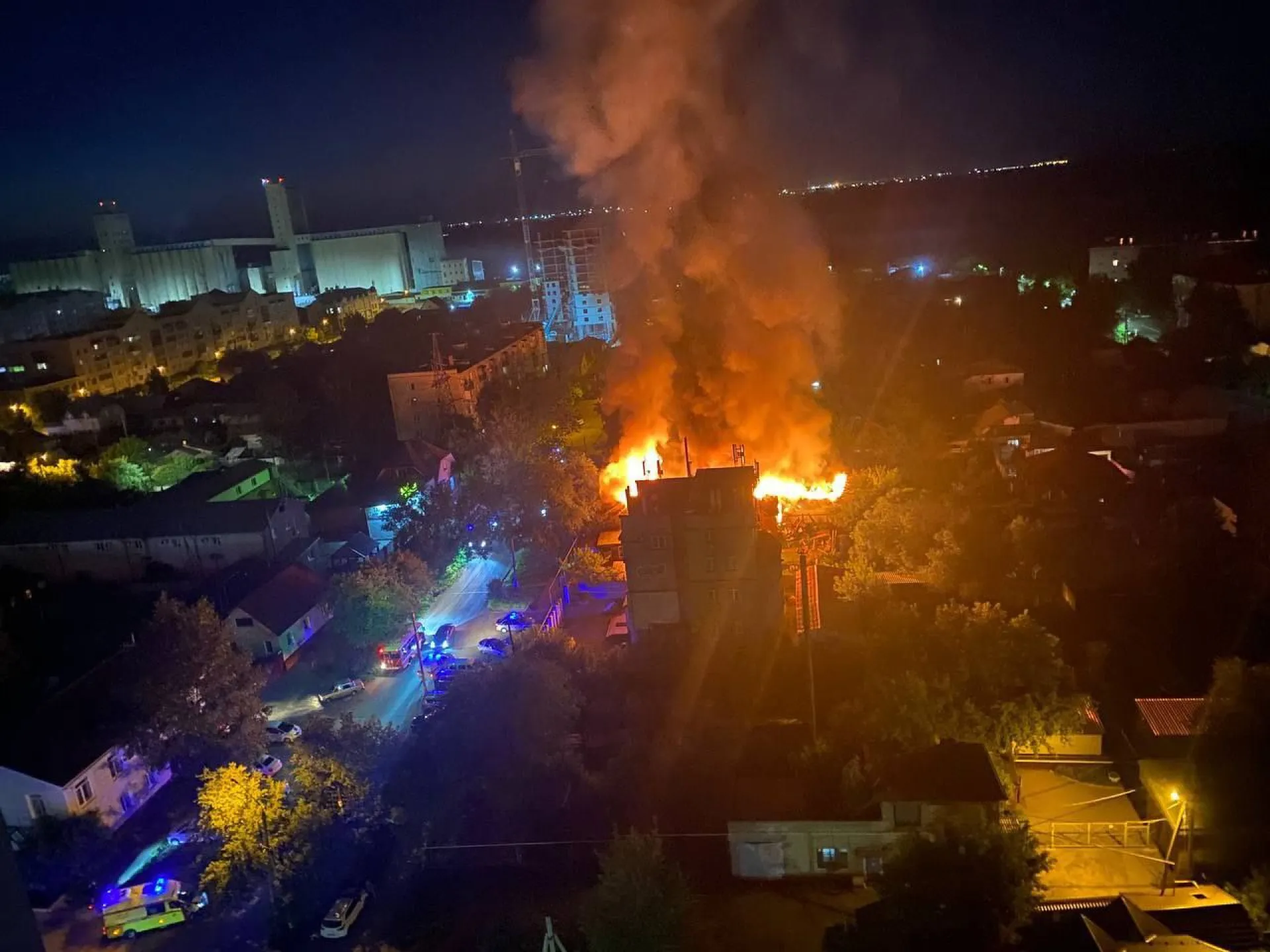 Крупный пожар ликвидировали этой ночью в Барнауле Крупный пожар ликвидировали этой ночью в Барнауле