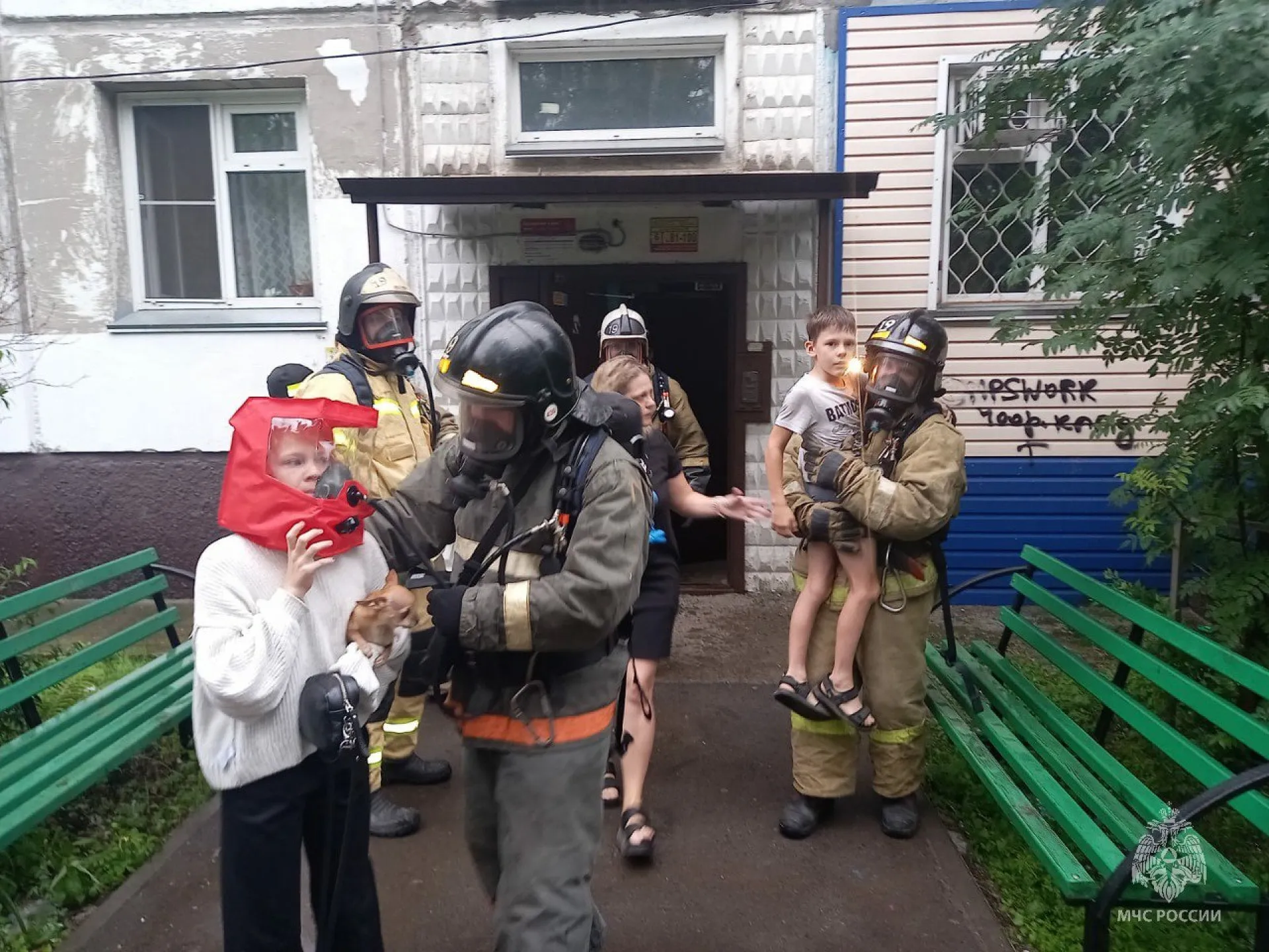 Пятерых детей спасли на пожаре в Бийске Пятерых детей спасли на пожаре в Бийске