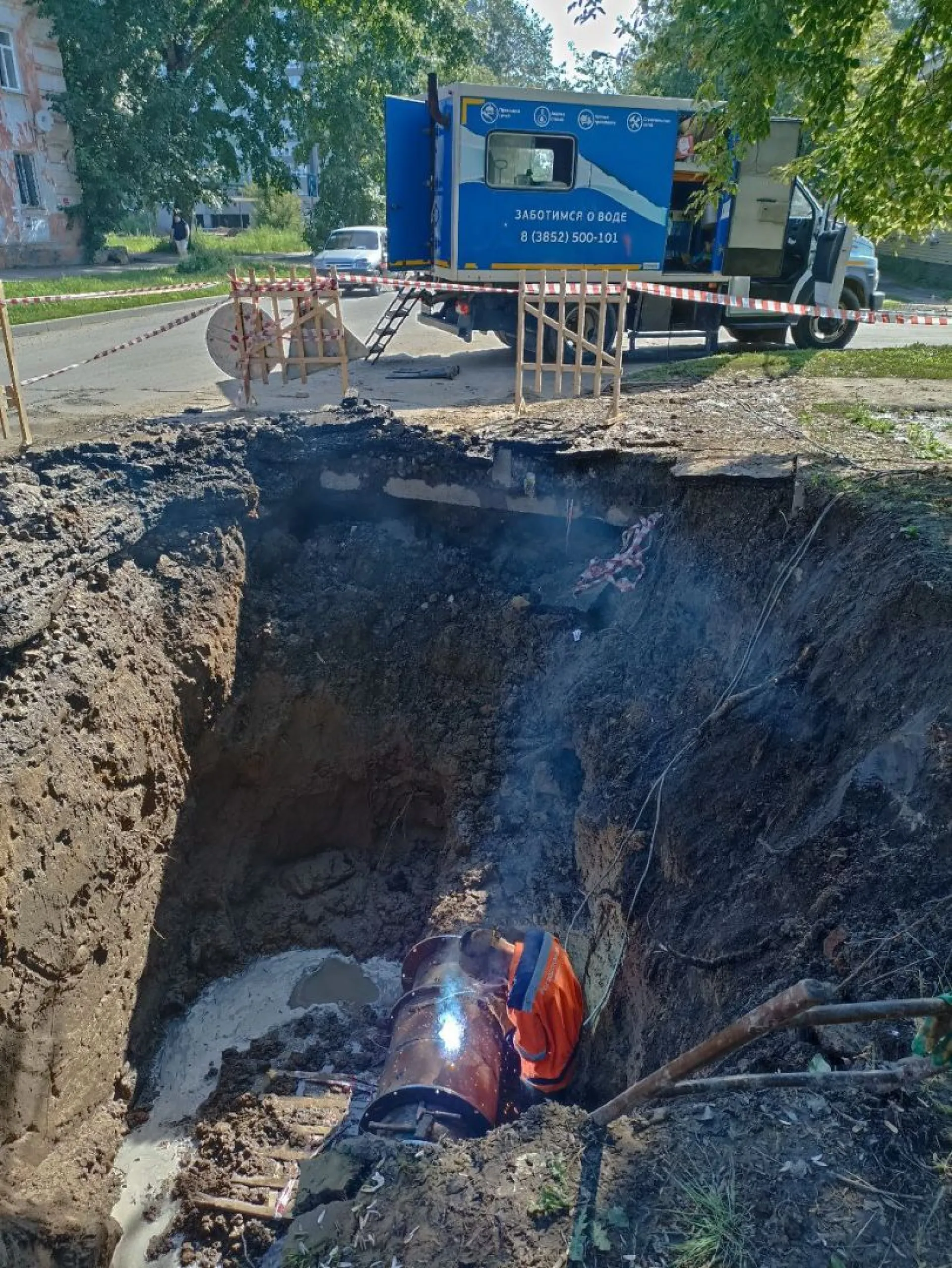 Крупное повреждение водопровода устранили в Барнауле Крупное повреждение водопровода устранили в Барнауле