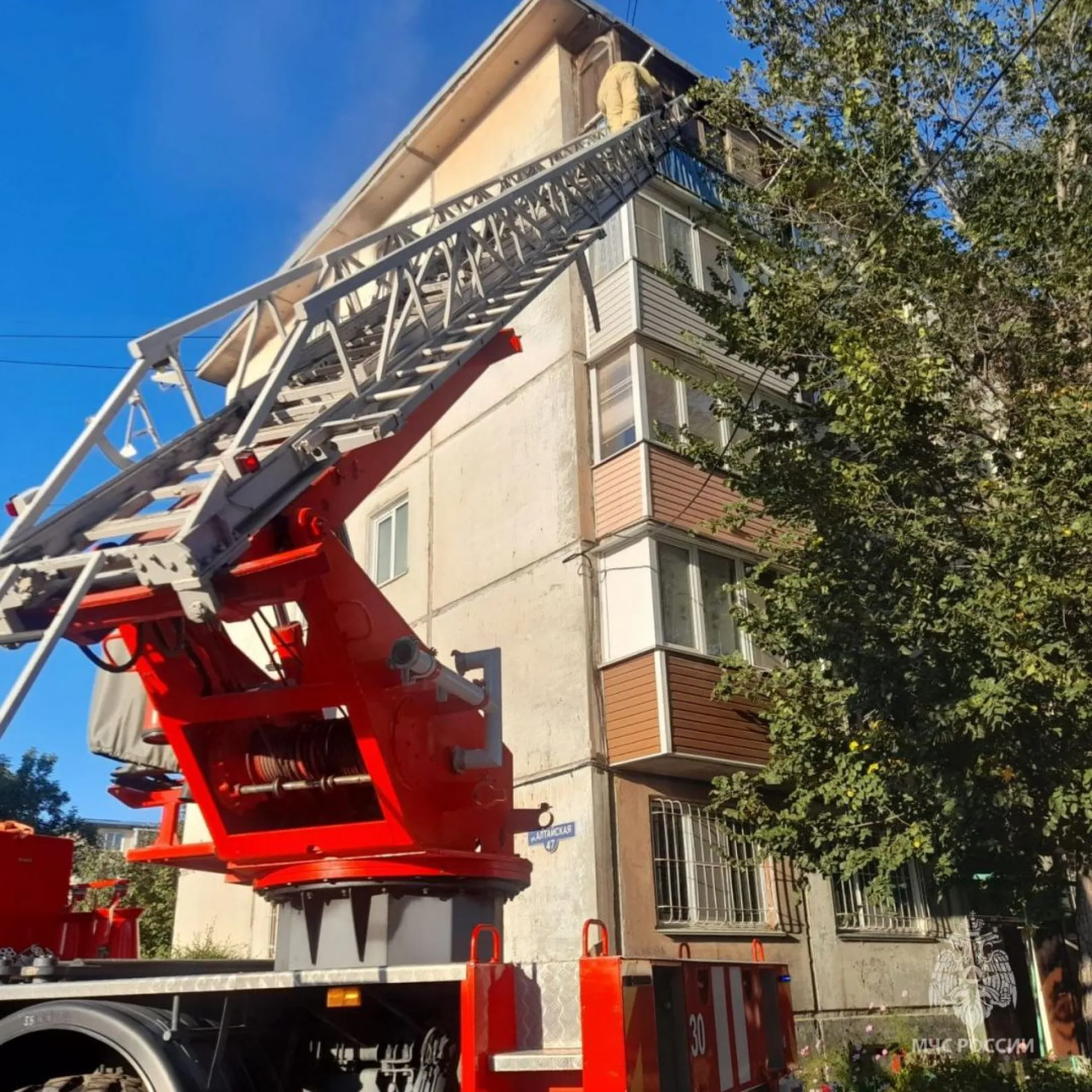 Девушку спасли из горящей квартиры в Рубцовске Девушку спасли из горящей квартиры в Рубцовске