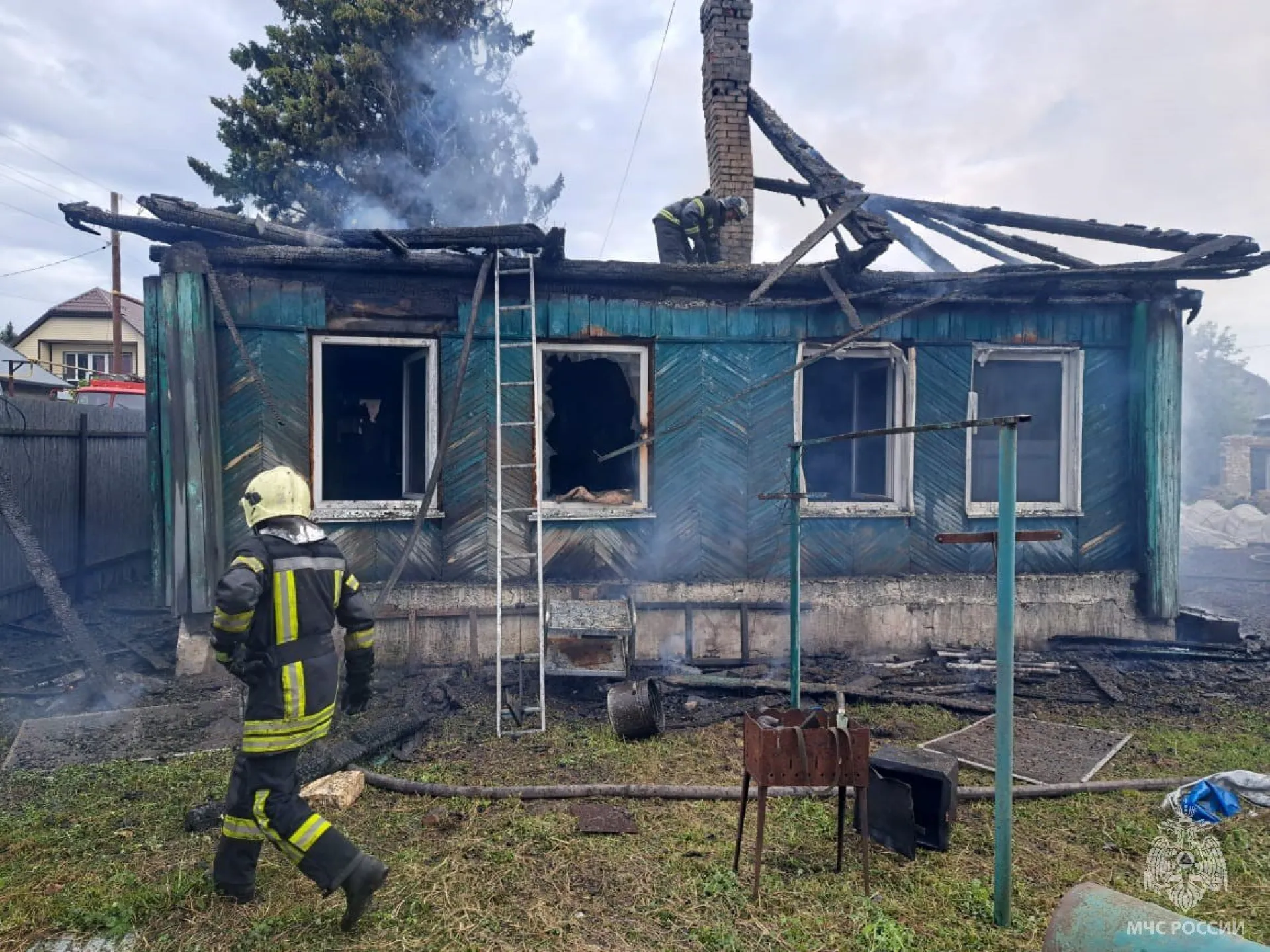 Почти 30 человек тушили пожар в частном доме в Барнауле