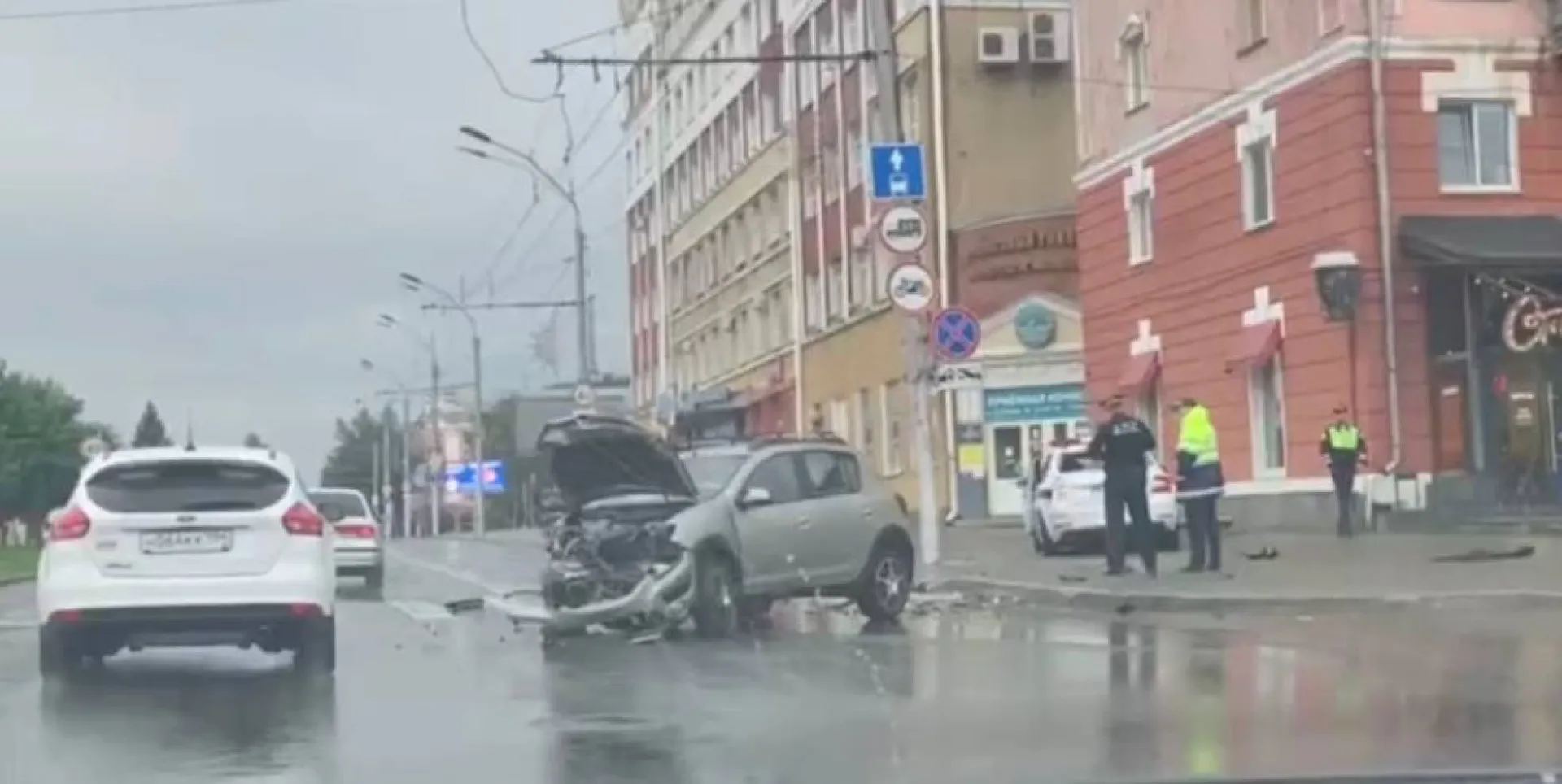 Серьезная авария с участием автомобиля ДПС произошла в центре Барнаула Серьезная авария с участием автомобиля ДПС произошла в центре Барнаула