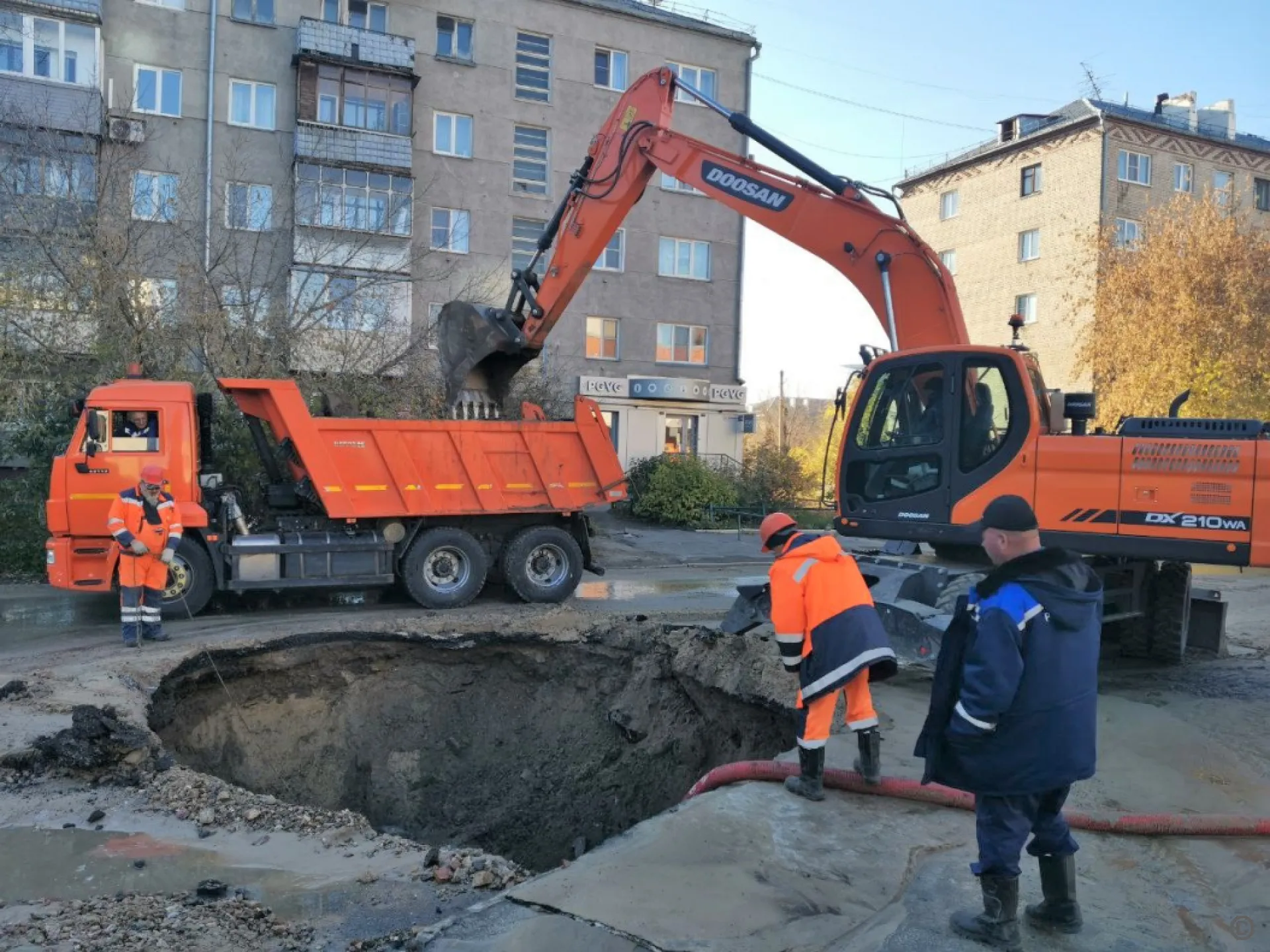 Росводоканал устраняет повреждение в центре Барнаула Росводоканал устраняет повреждение в центре Барнаула