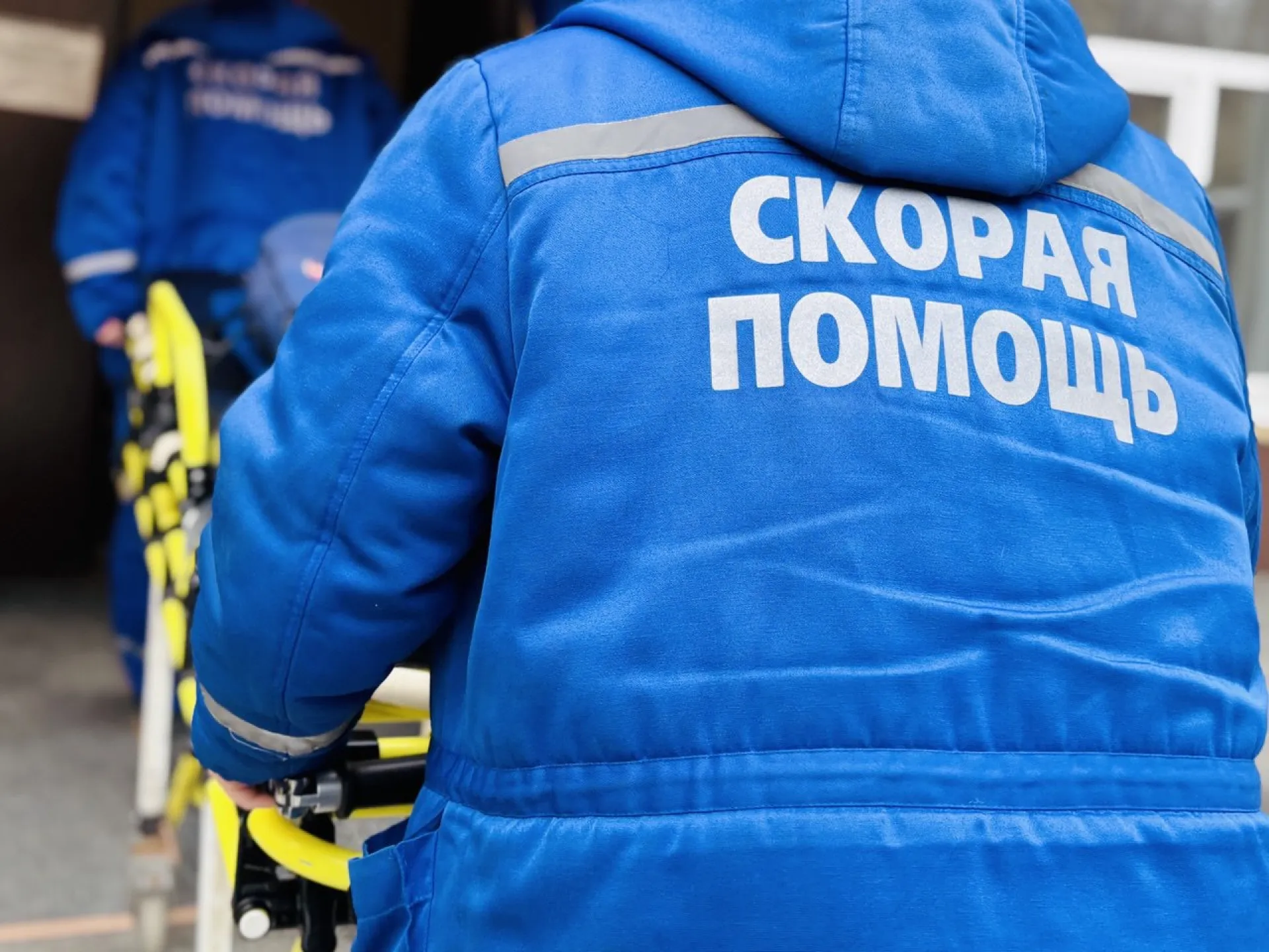 В Бийске госпитализировали мужчину, провалившегося под лёд В Бийске госпитализировали мужчину, провалившегося под лёд
