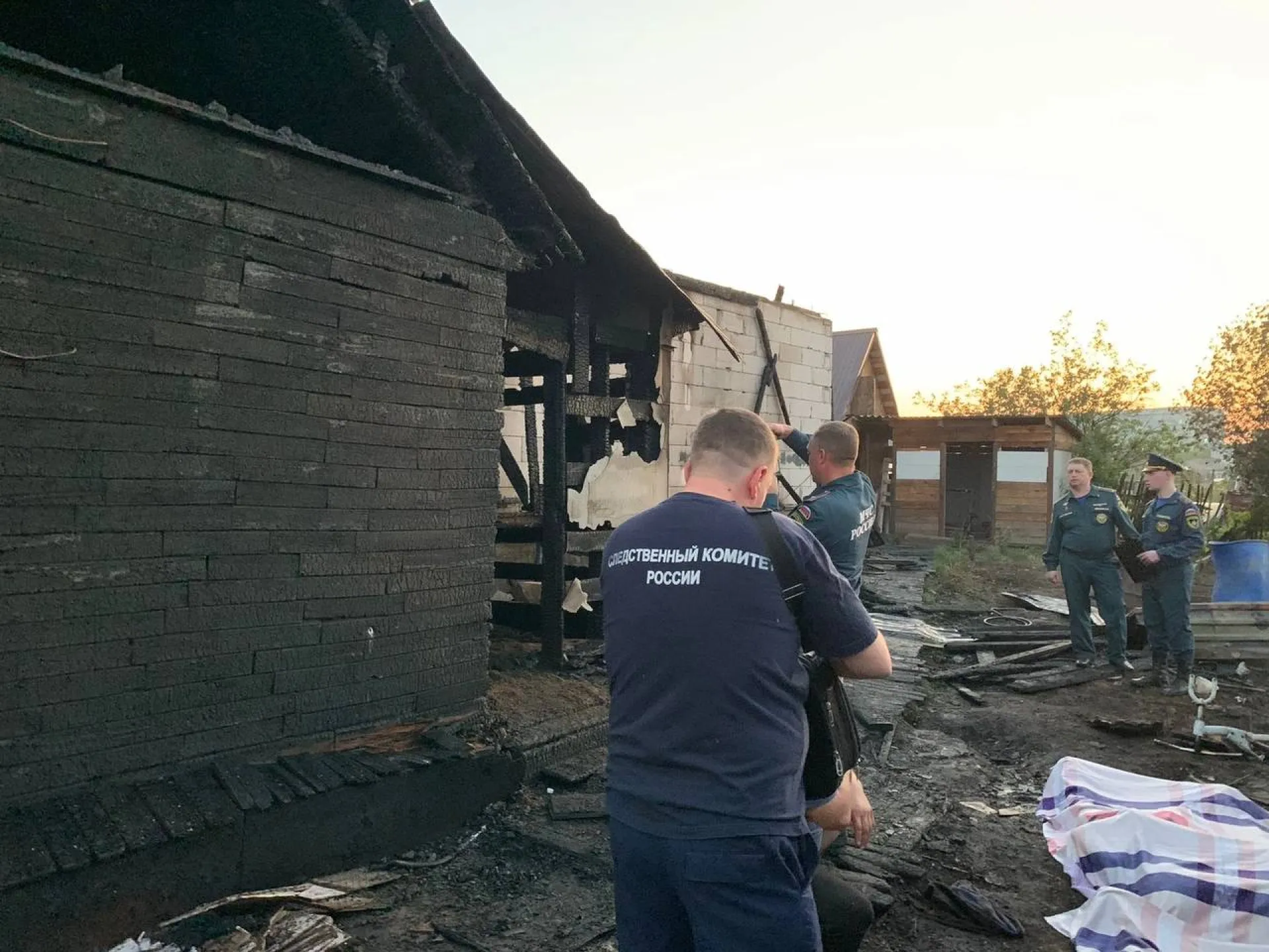 Женщина и двое детей погибли при пожаре в Алтайском крае Женщина и двое детей погибли при пожаре в Алтайском крае