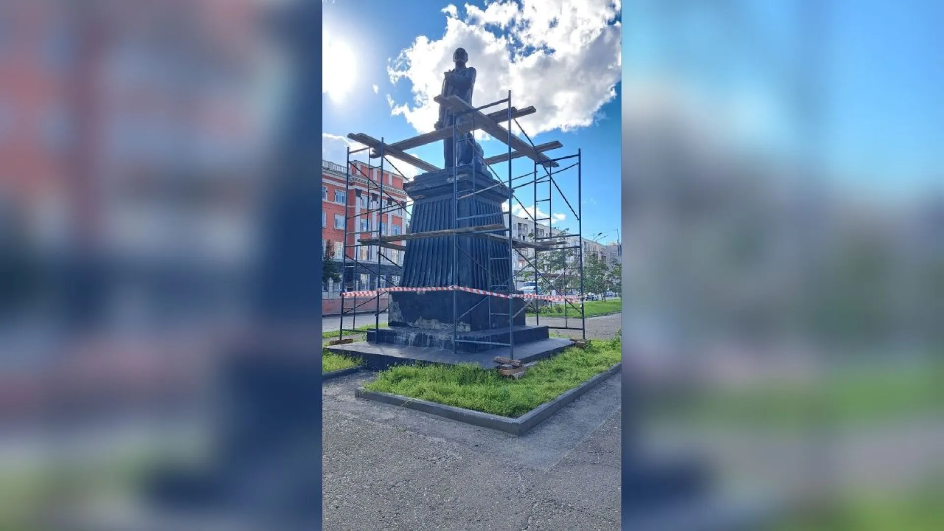 Возле памятника Ленину в Барнауле установили строительные леса Возле памятника Ленину в Барнауле установили строительные леса