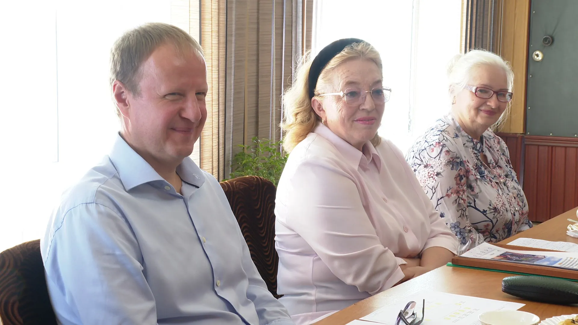 Виктор Томенко встретился с представителями волонтерских организаций Зонального района Виктор Томенко встретился с представителями волонтерских организаций Зонального района