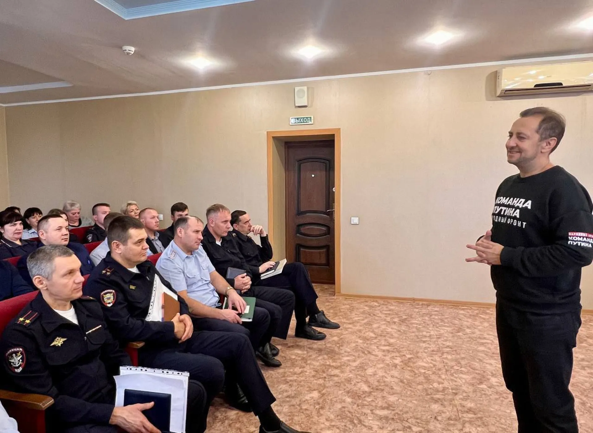 Алтайский общественник выступил с лекцией перед транспортными полицейскими Алтайский общественник выступил с лекцией перед транспортными полицейскими