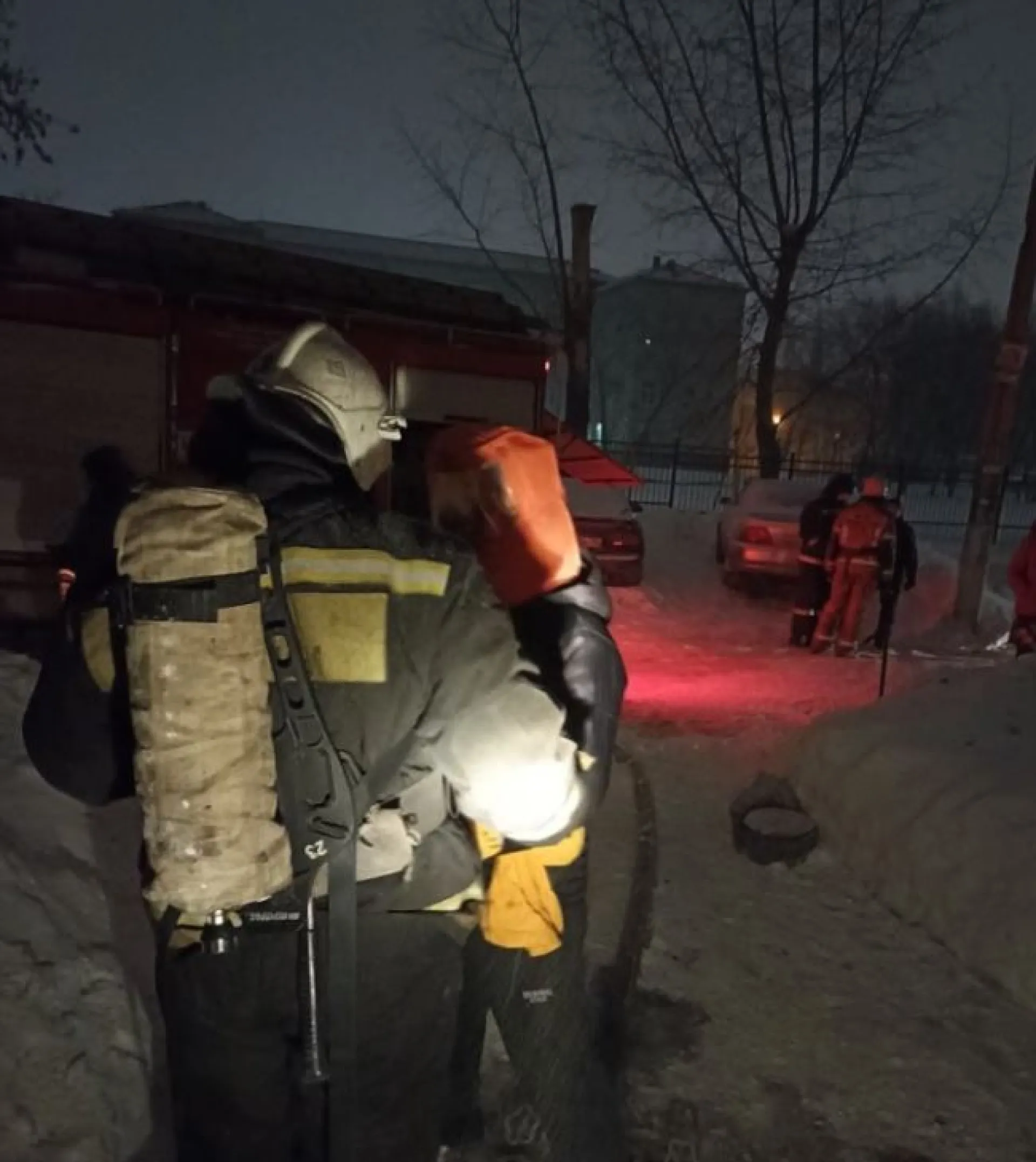 Десять человек спасли из пожара в Барнауле Десять человек спасли из пожара в Барнауле