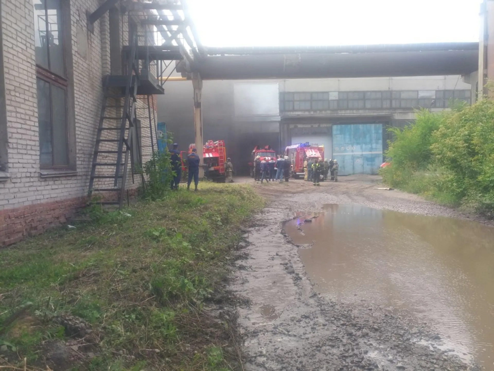 Пожарные устраняют возгорание в Барнауле Пожарные устраняют возгорание в Барнауле
