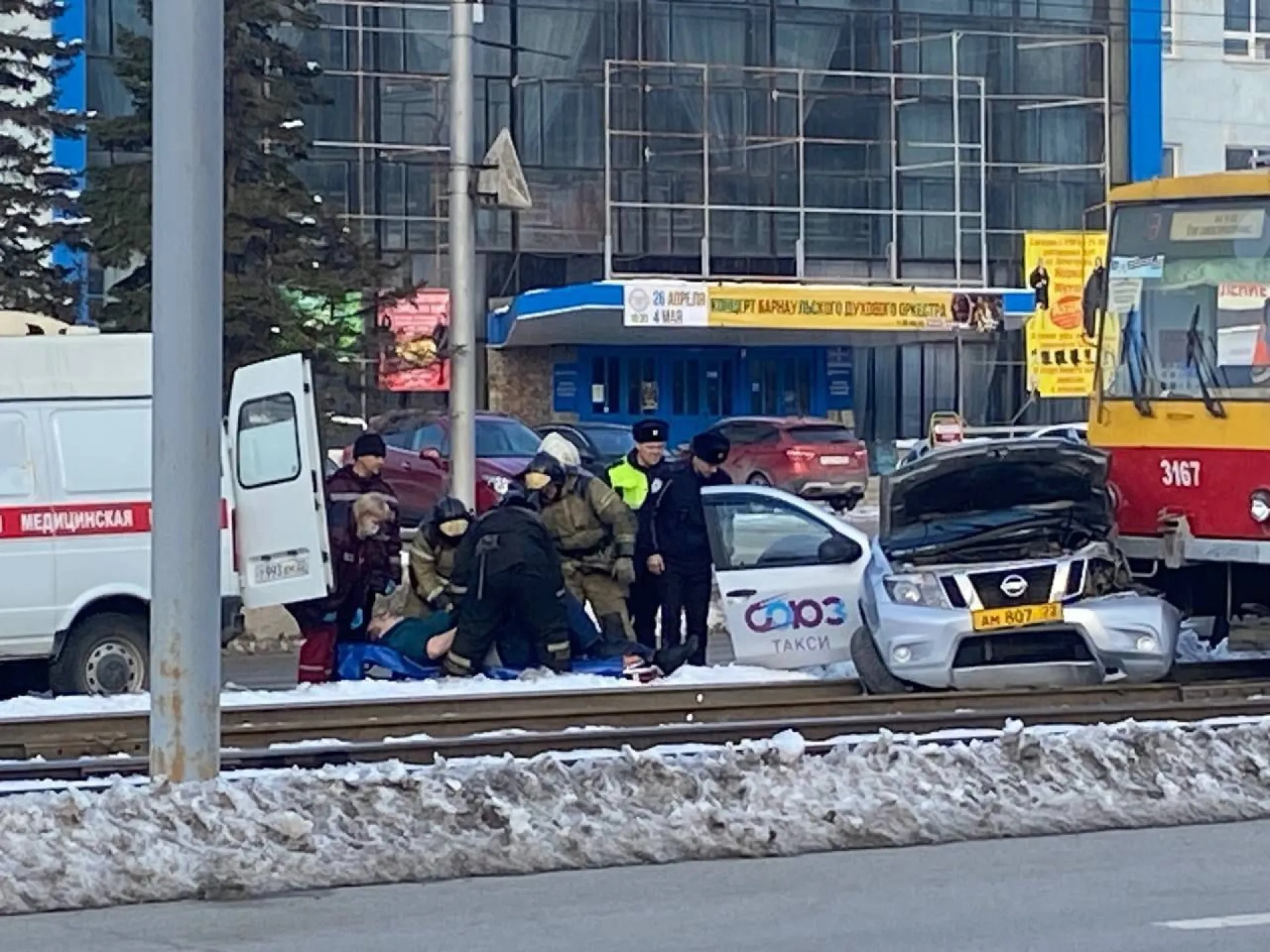 В Барнауле произошла авария на пересечении проспекта Ленина и улицы Аносова В Барнауле произошла авария на пересечении проспекта Ленина и улицы Аносова