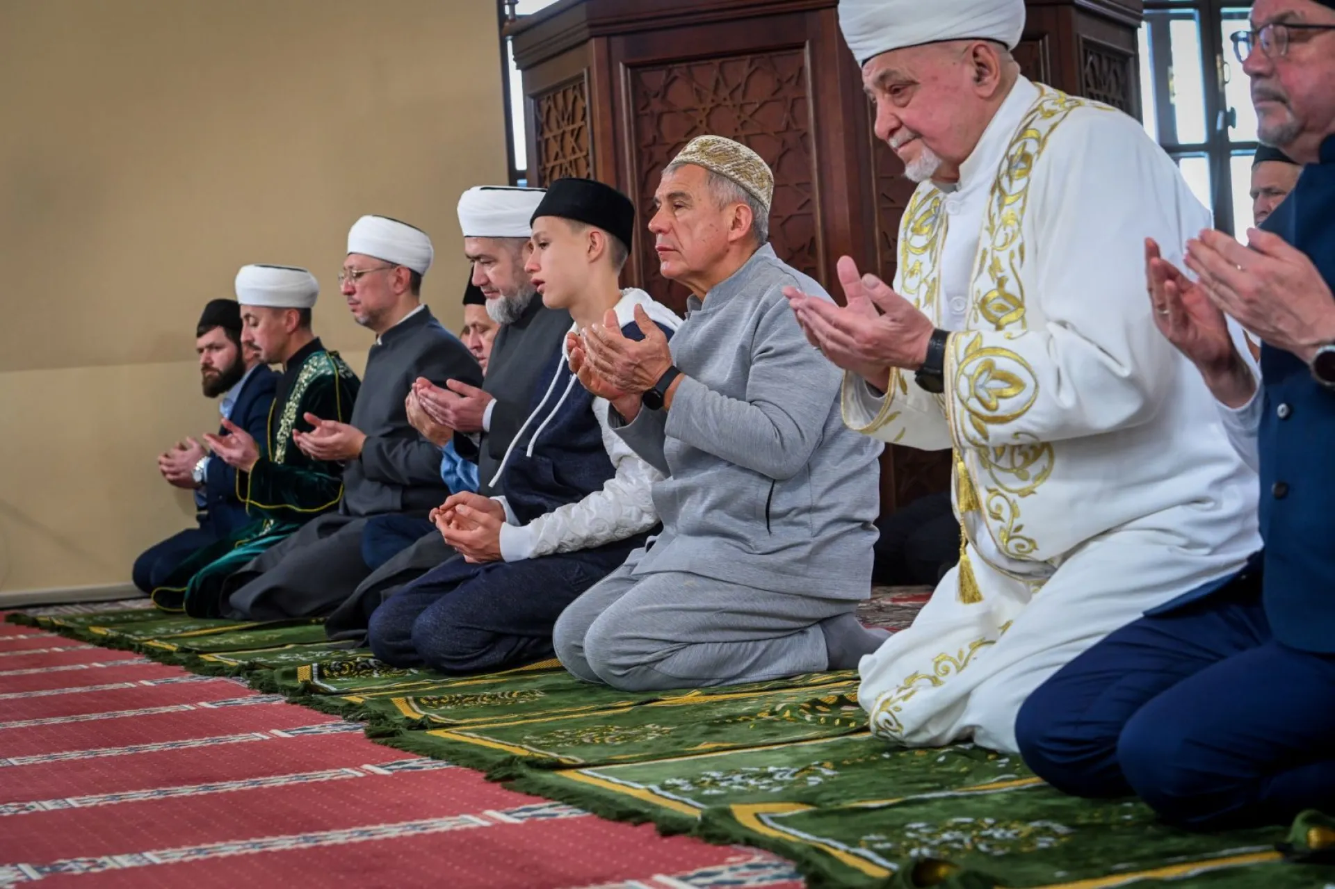 Мусульмане отмечают праздник Ураза-байрам Мусульмане отмечают праздник Ураза-байрам