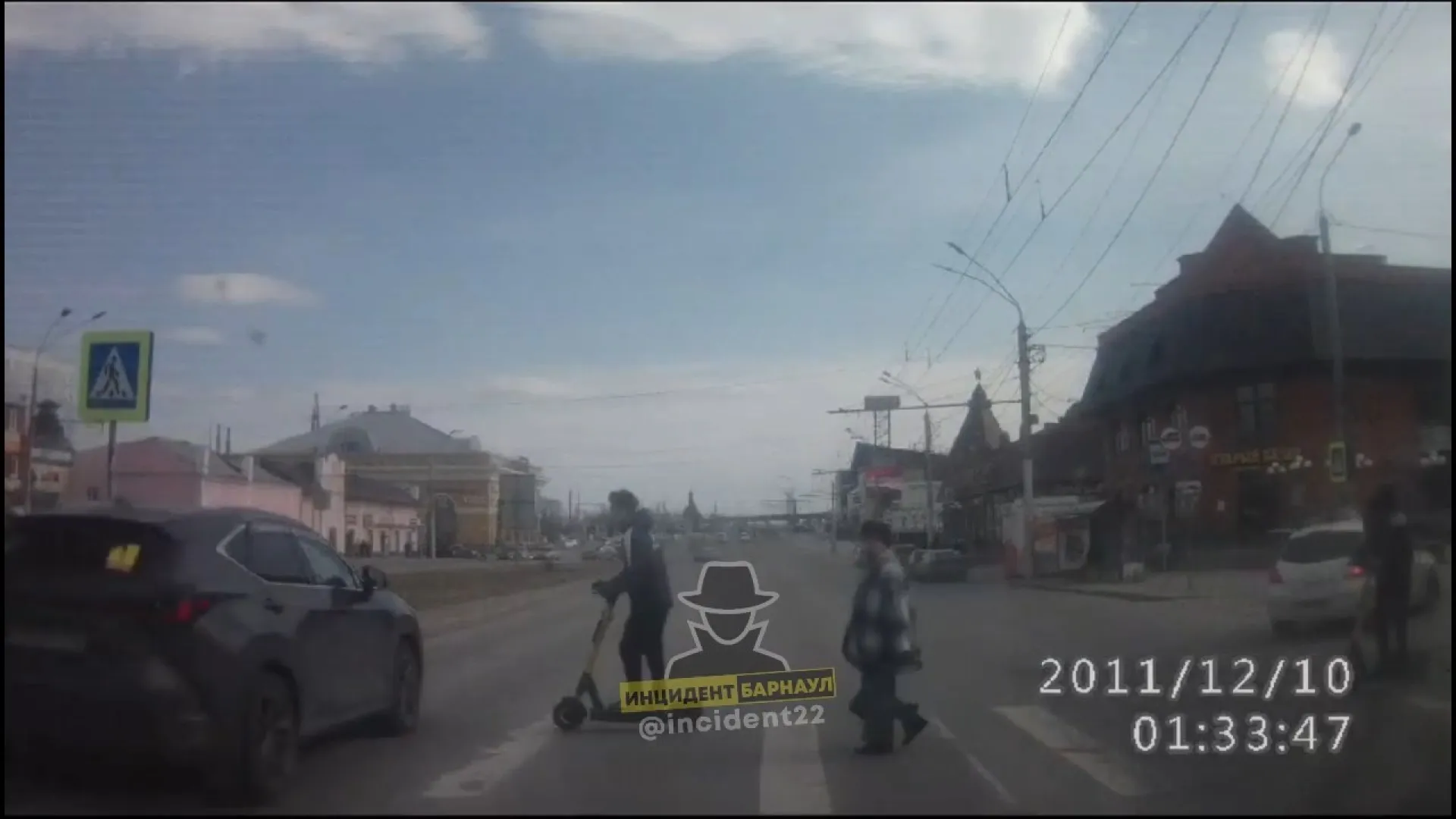 Самокатчик столкнулся с автомобилем на пешеходном переходе в Барнауле Самокатчик столкнулся с автомобилем на пешеходном переходе в Барнауле