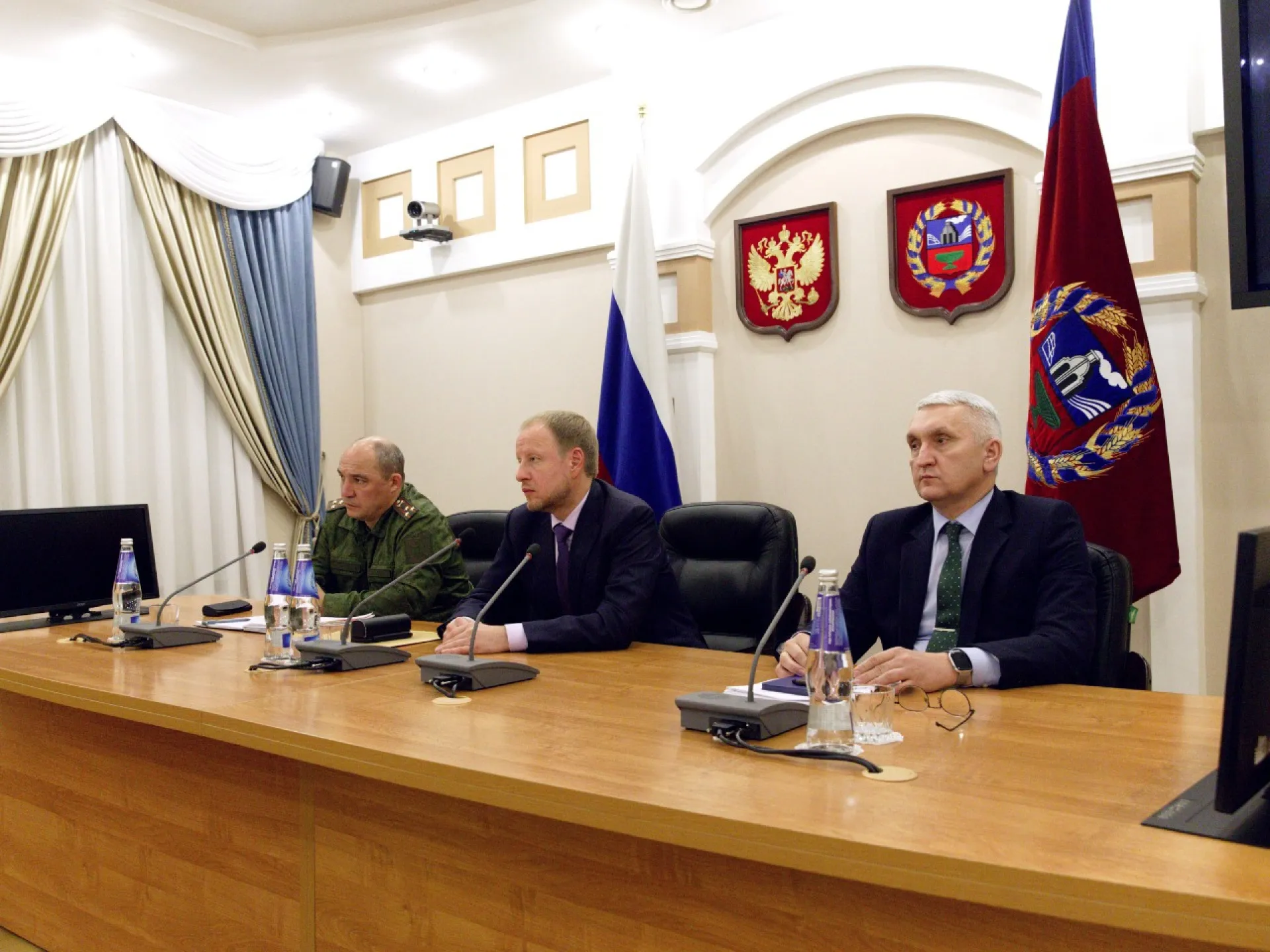 Виктор Томенко провел видеоселекторное совещание с руководителями муниципальных образований и военными комиссарами по вопросам частичной мобилизации Виктор Томенко провел видеоселекторное совещание с руководителями муниципальных образований и военными комиссарами по вопросам частичной мобилизации
