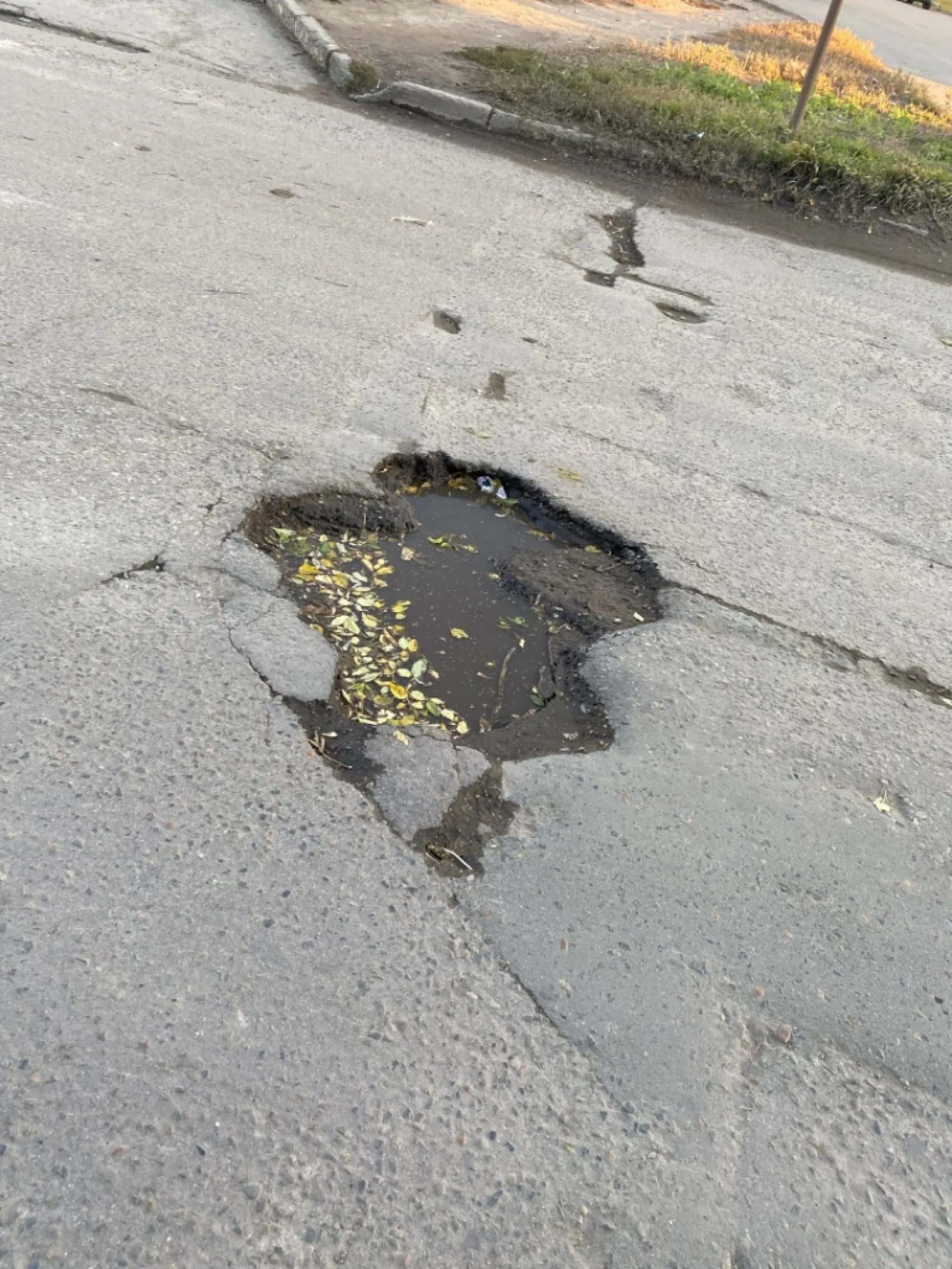 Водители Новоалтайска рассказали о «дырищах» на дороге Водители Новоалтайска рассказали о «дырищах» на дороге