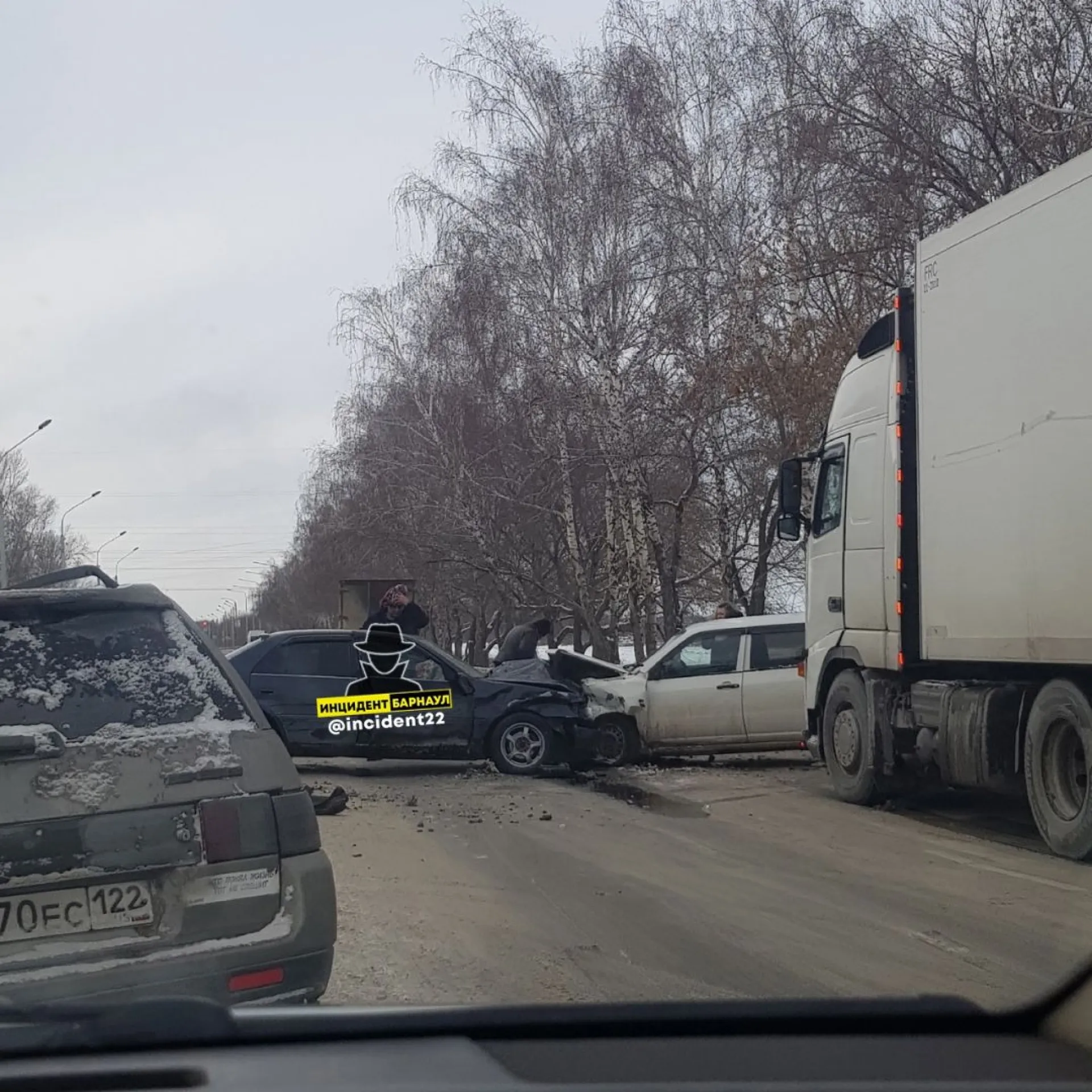 Два легковых автомобиля стали участниками серьёзного ДТП в Барнауле Два легковых автомобиля стали участниками серьёзного ДТП в Барнауле