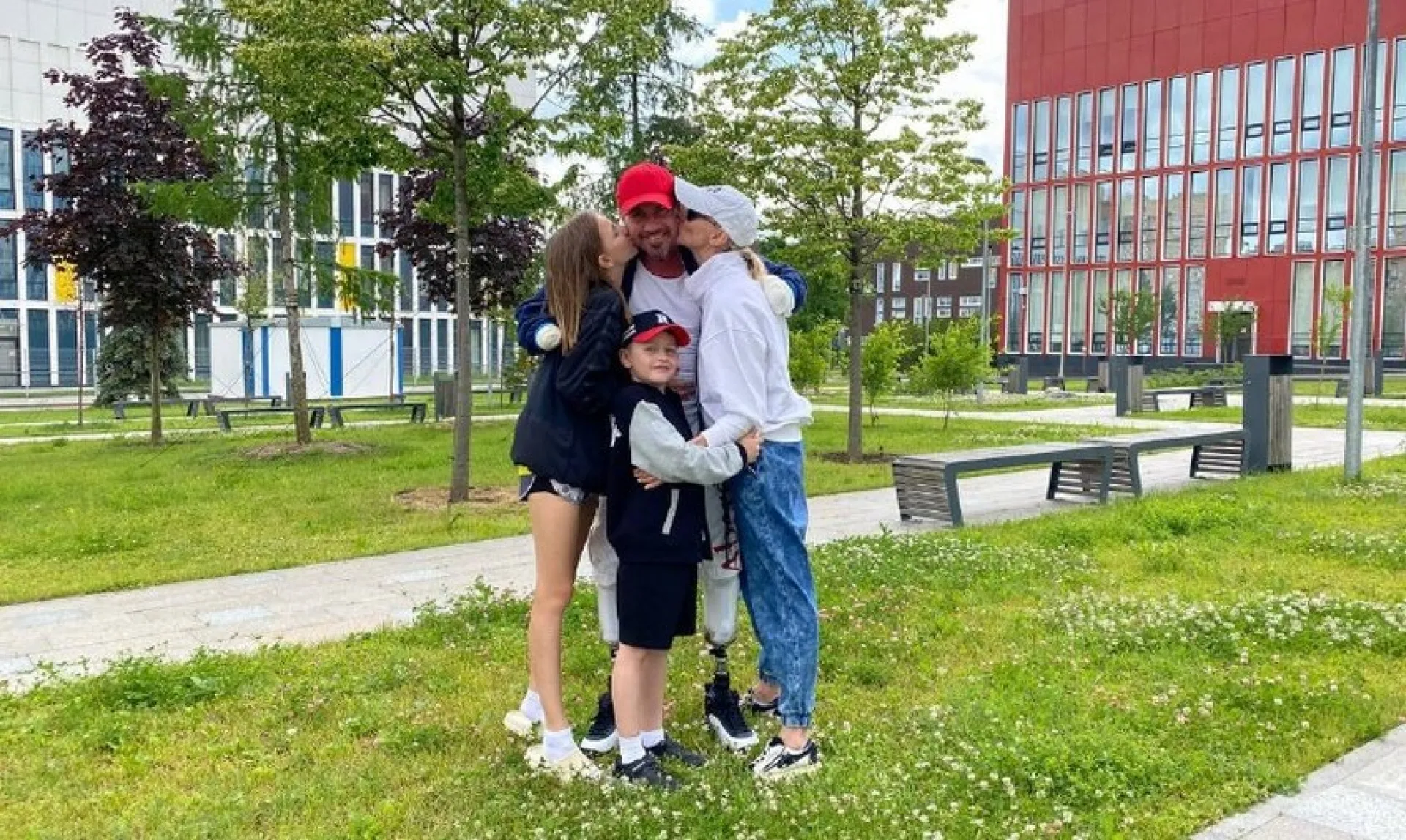 «Мои спасители!»: Костомаров поделился фотографией со своей семьёй «Мои спасители!»: Костомаров поделился фотографией со своей семьёй