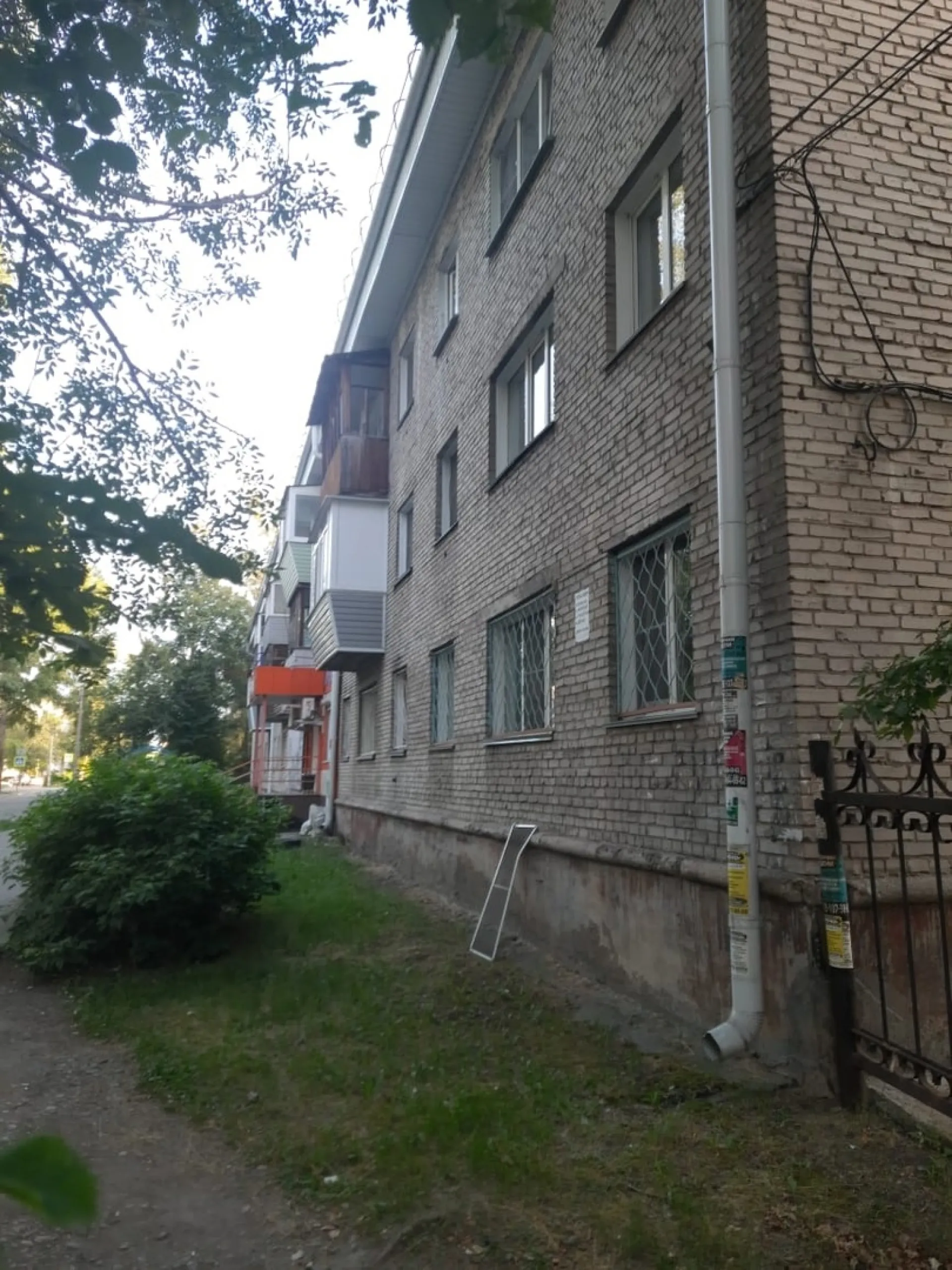 Полуторагодовалый ребенок выпал из окна в Бийске Полуторагодовалый ребенок выпал из окна в Бийске