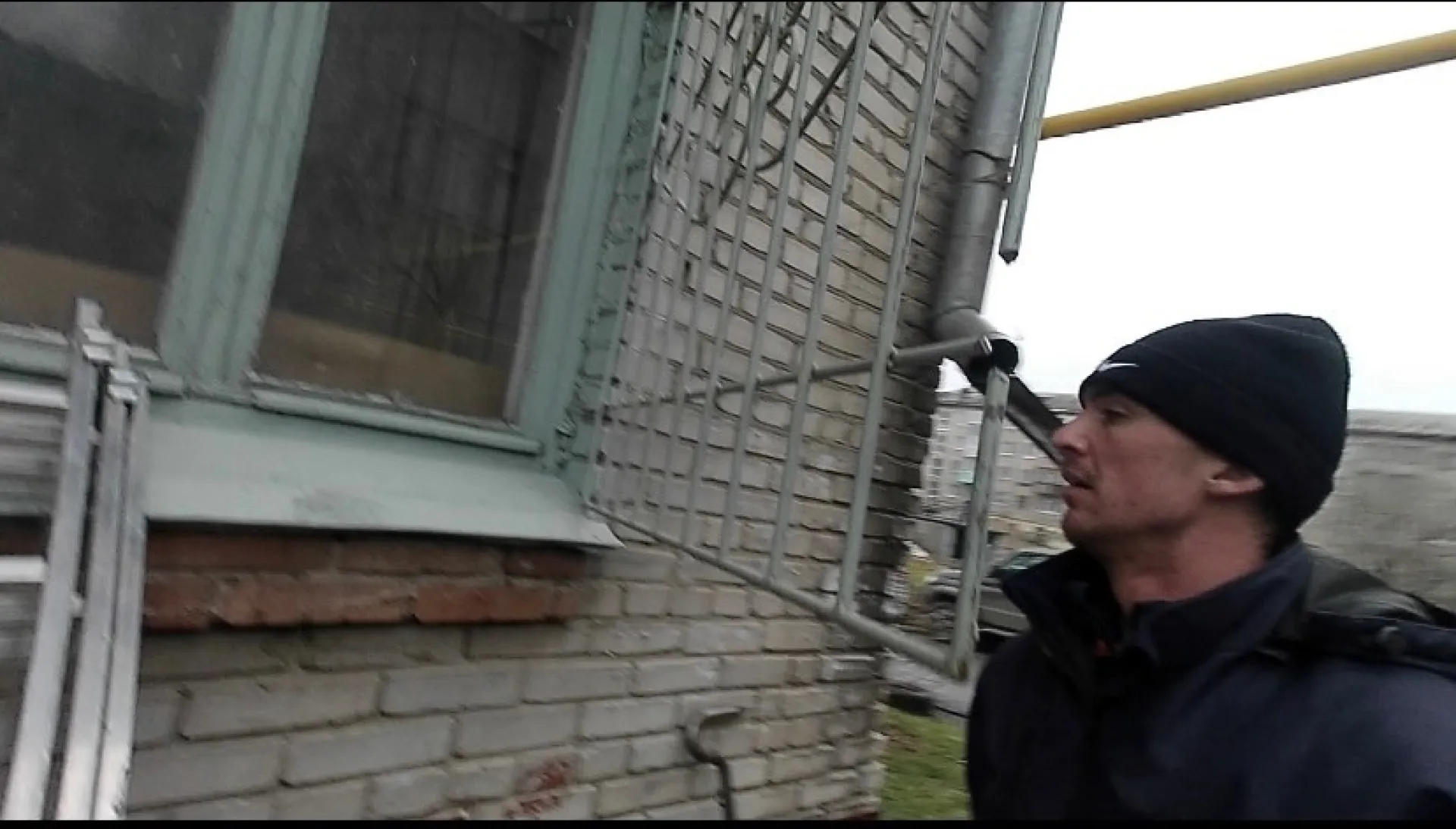 Спасатели помогли медикам попасть в квартиру с пострадавшим мужчиной в Барнауле Спасатели помогли медикам попасть в квартиру с пострадавшим мужчиной в Барнауле