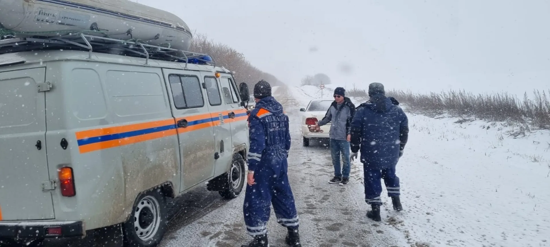 Водолазы спасли семью с маленьким ребёнком в Алтайском крае Водолазы спасли семью с маленьким ребёнком в Алтайском крае
