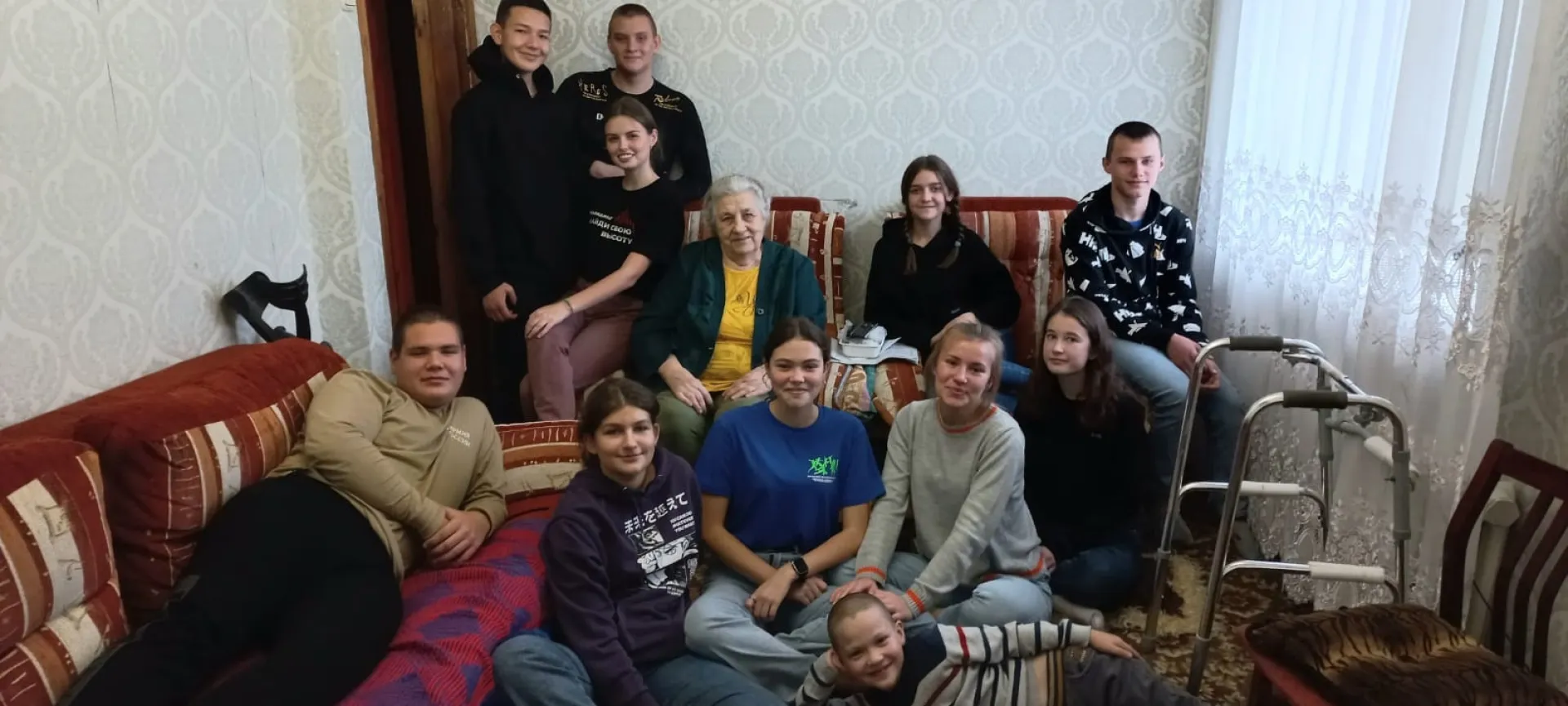 В алтайском селе волонтеры помогли одинокой пенсионерке В алтайском селе волонтеры помогли одинокой пенсионерке