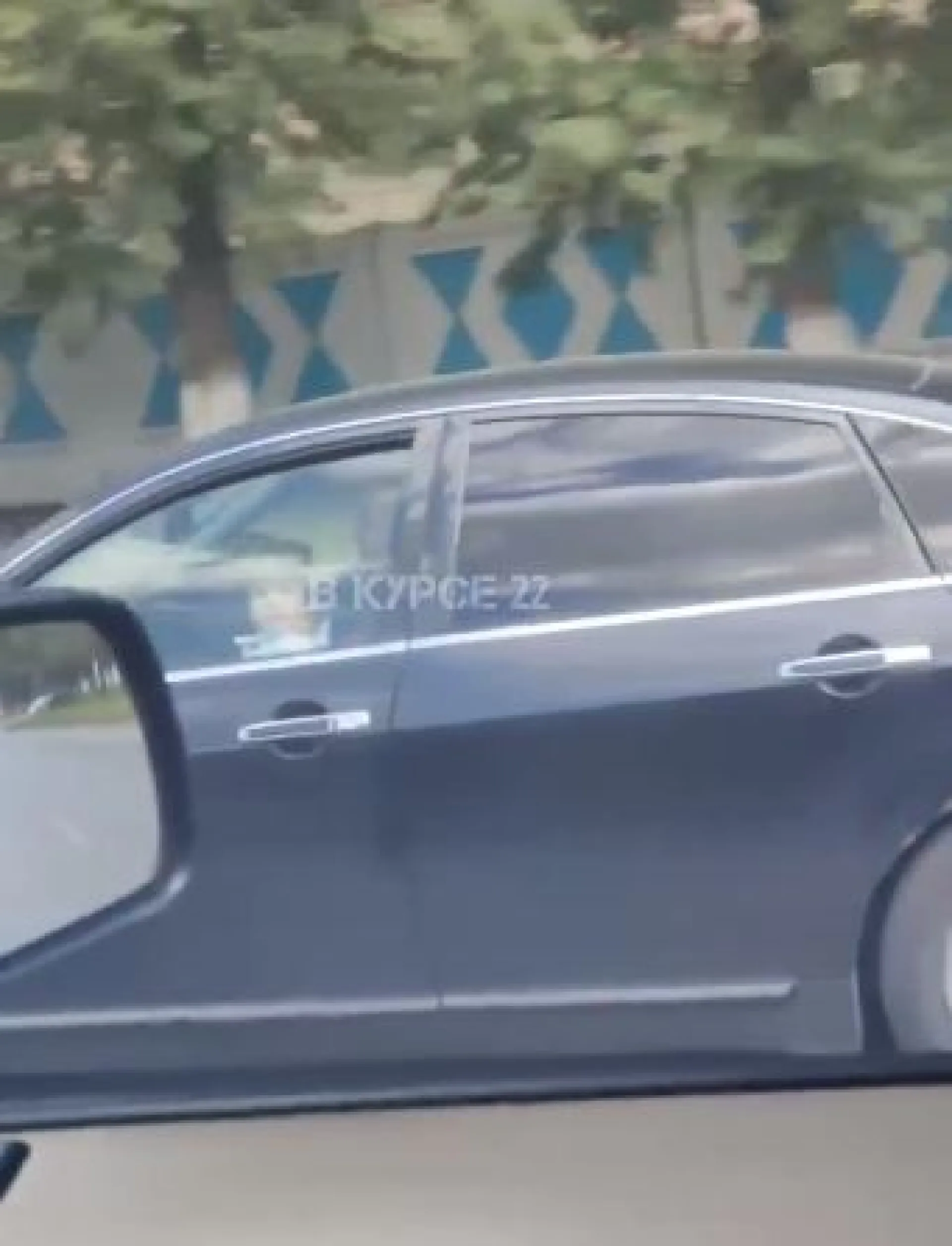 Водитель легкового автомобиля ехал по дороге с ребенком на коленях в Барнауле Водитель легкового автомобиля ехал по дороге с ребенком на коленях в Барнауле