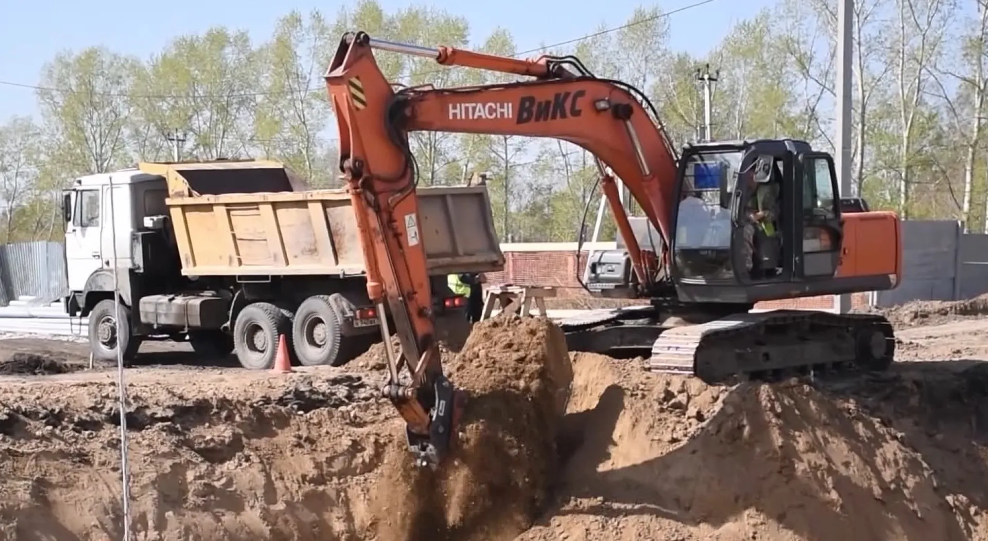 В барнаульском микрорайоне Спутник проводят реконструкцию системы водоснабжения В барнаульском микрорайоне Спутник проводят реконструкцию системы водоснабжения