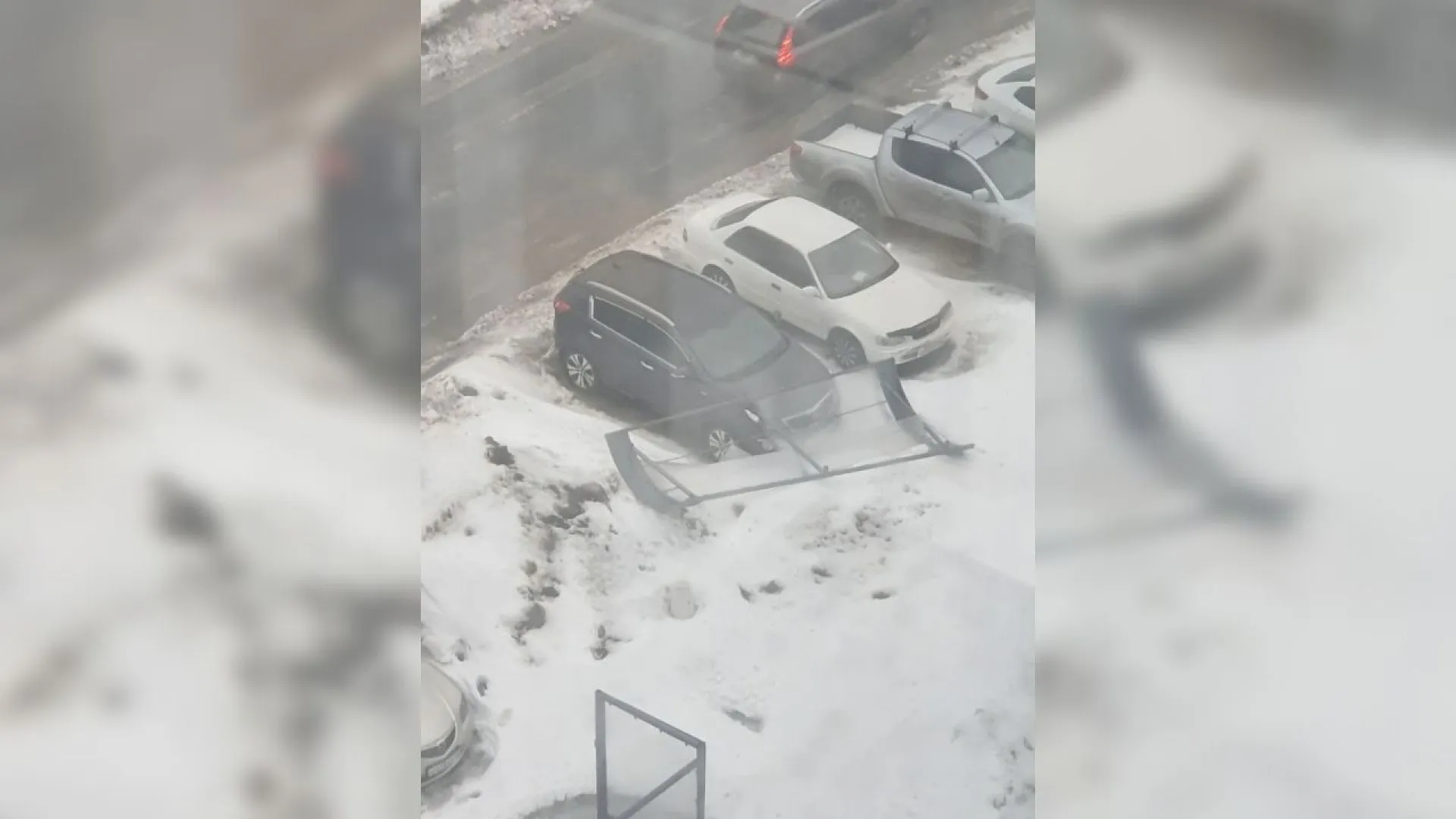 Ветер снёс крышу остановки в Барнауле Ветер снёс крышу остановки в Барнауле