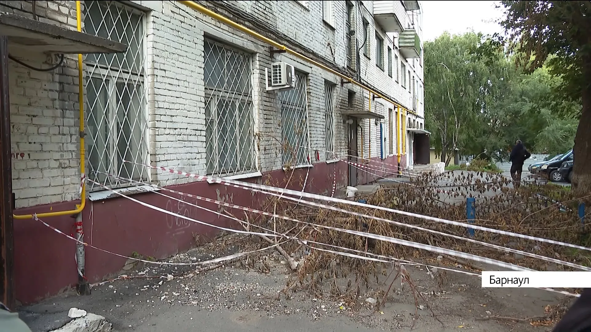 «Держится на молитве, честном слове и обоях»: какая судьба ждёт разрушающийся дом на улице Новороссийской в Барнауле «Держится на молитве, честном слове и обоях»: какая судьба ждёт разрушающийся дом на улице Новороссийской в Барнауле