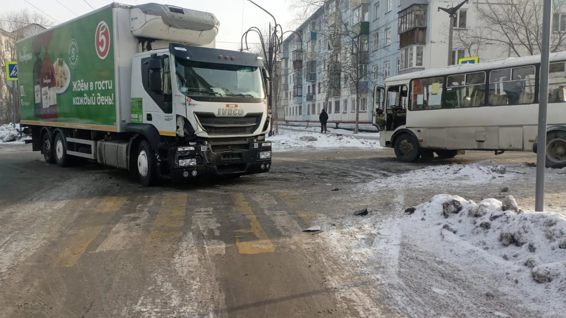 Автобус с пассажирами и грузовик столкнулись в Бийске Автобус с пассажирами и грузовик столкнулись в Бийске