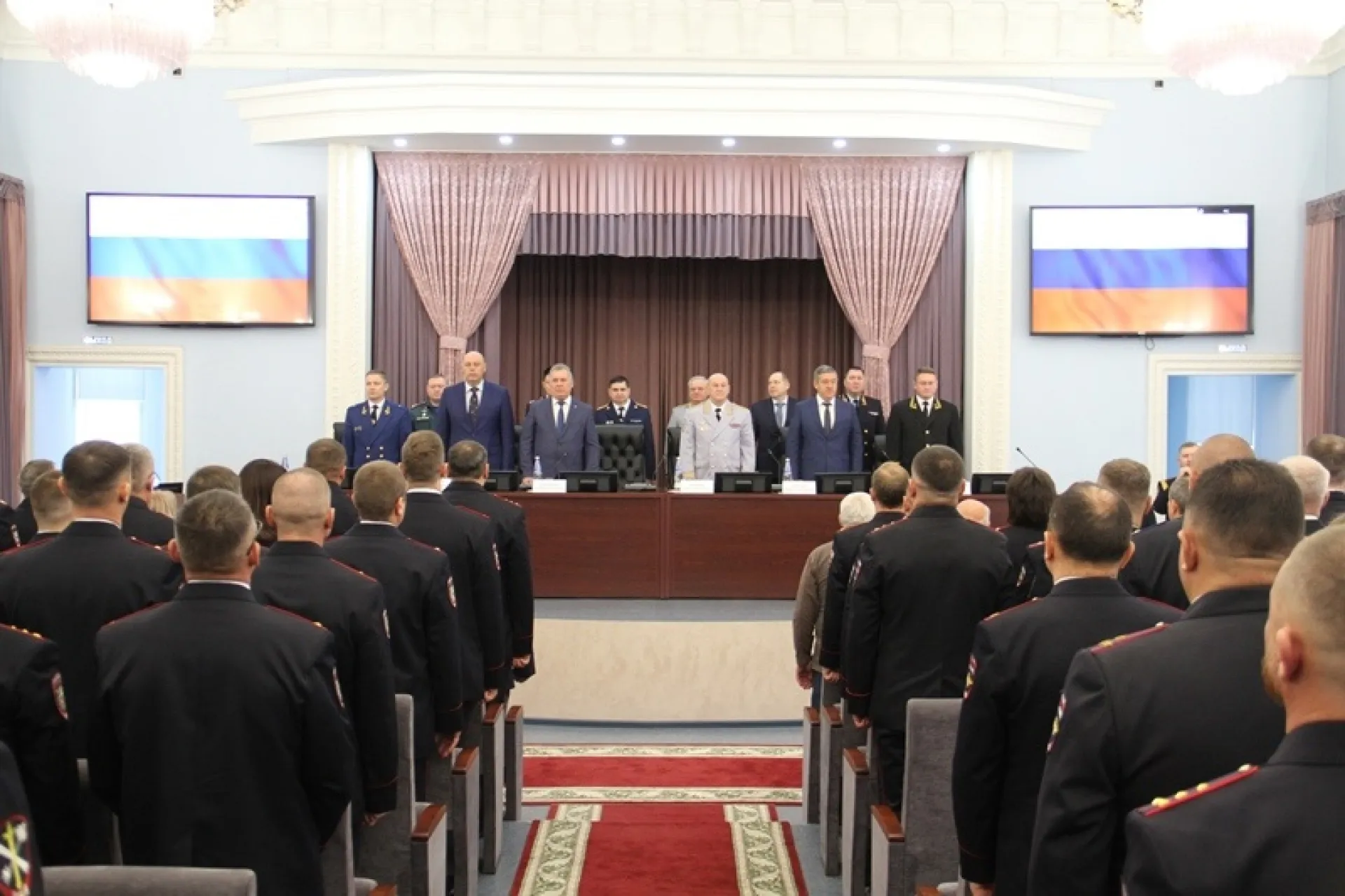 В Алтайском крае наградили полицейских в честь профессионального праздника В Алтайском крае наградили полицейских в честь профессионального праздника