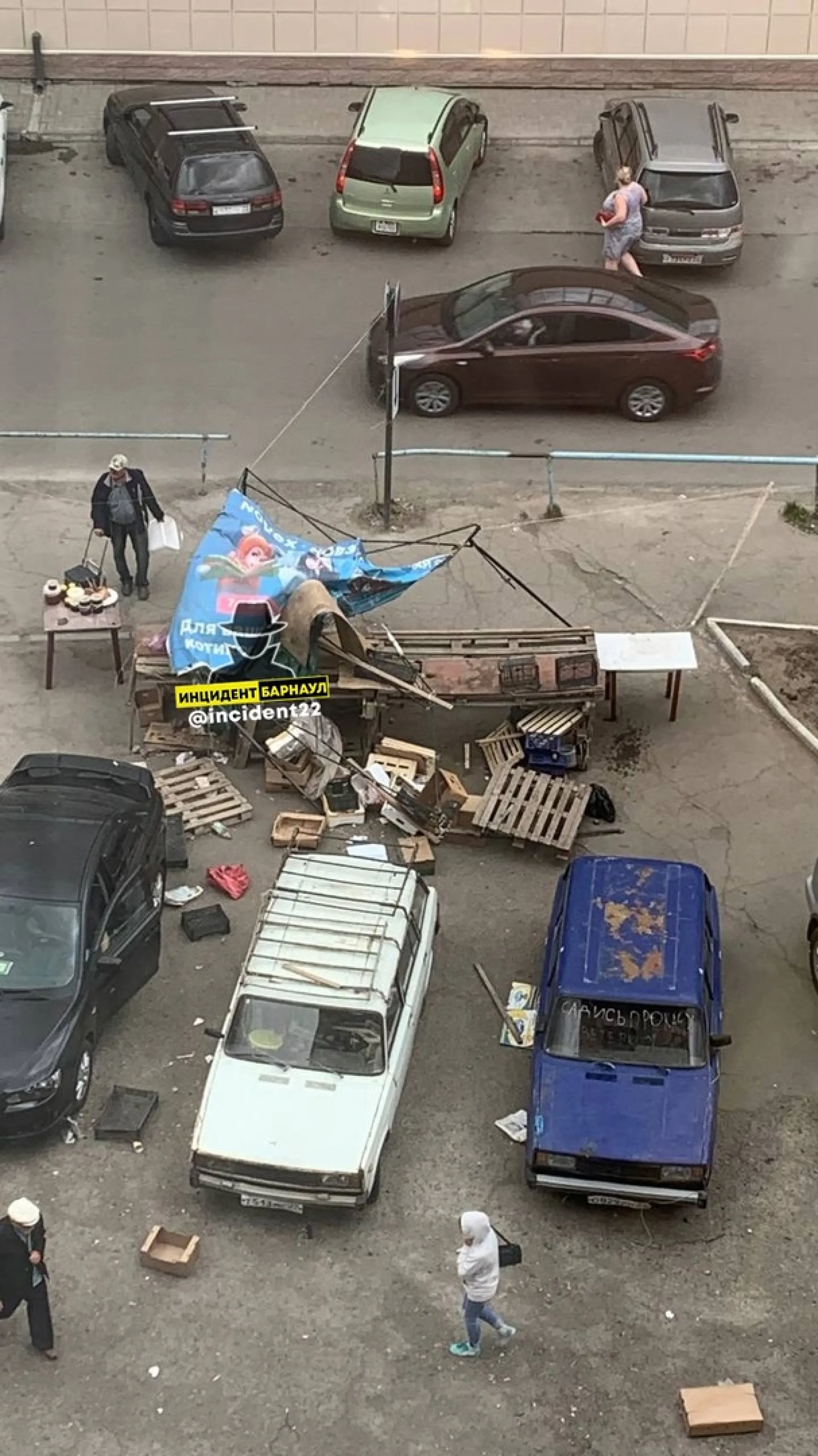 Палатки на рынке повалило от ветра в Барнауле Палатки на рынке повалило от ветра в Барнауле