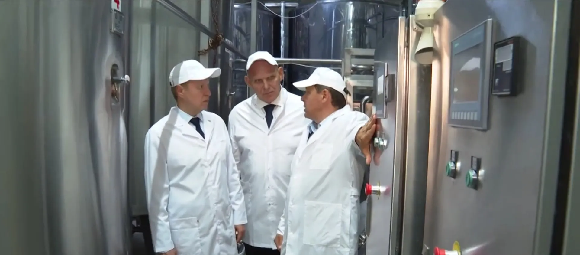 Виктор Томенко и сенатор Александр Карелин посетили маслосырзавод Калманского района Виктор Томенко и сенатор Александр Карелин посетили маслосырзавод Калманского района