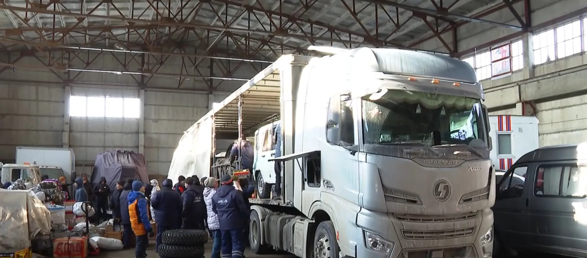 Подарки ко Дню защитника Отечества отправили сегодня из Барнаула в зону проведения СВО Подарки ко Дню защитника Отечества отправили сегодня из Барнаула в зону проведения СВО