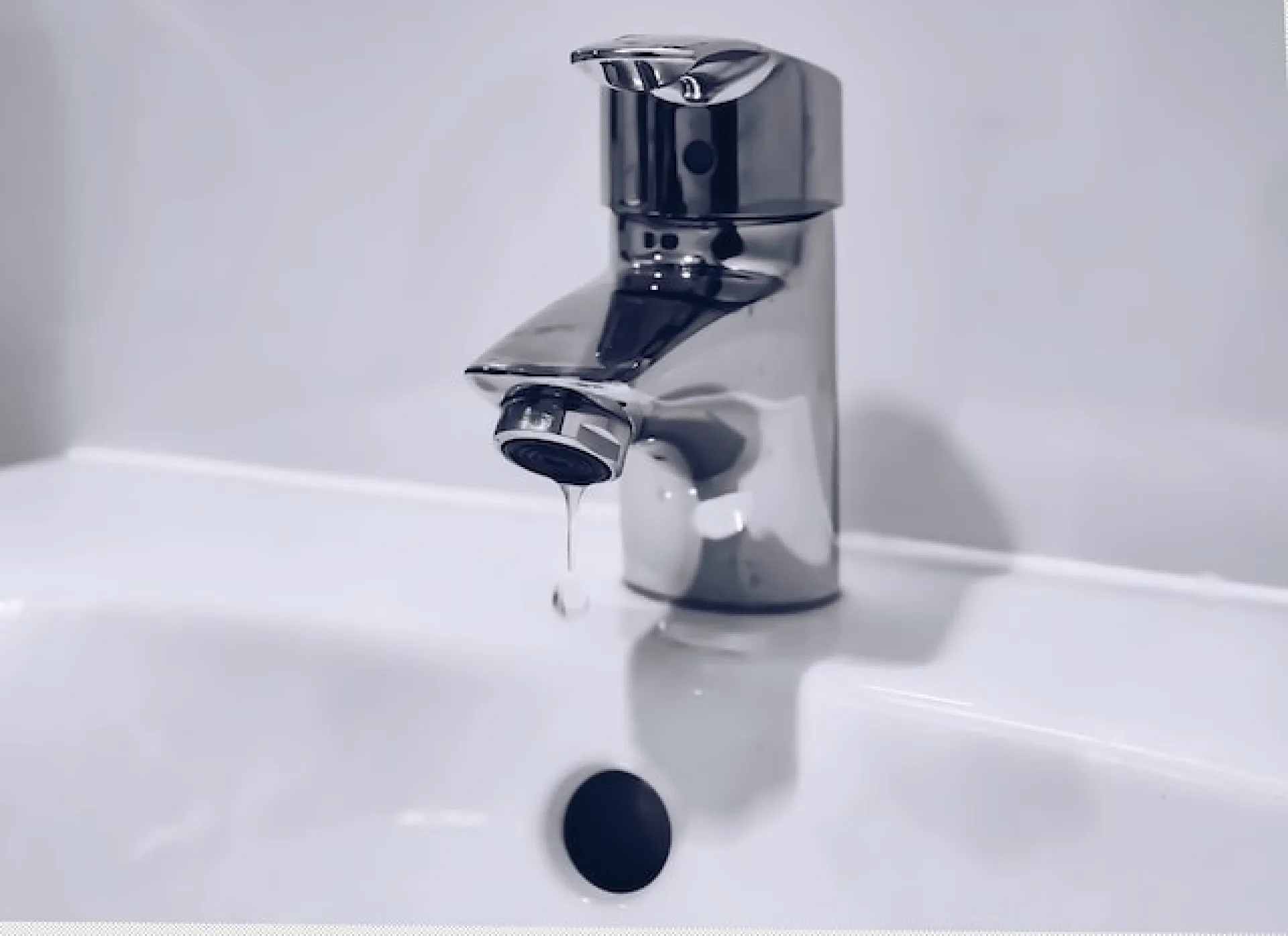 Повреждение на водопроводе устраняют в Барнауле Повреждение на водопроводе устраняют в Барнауле