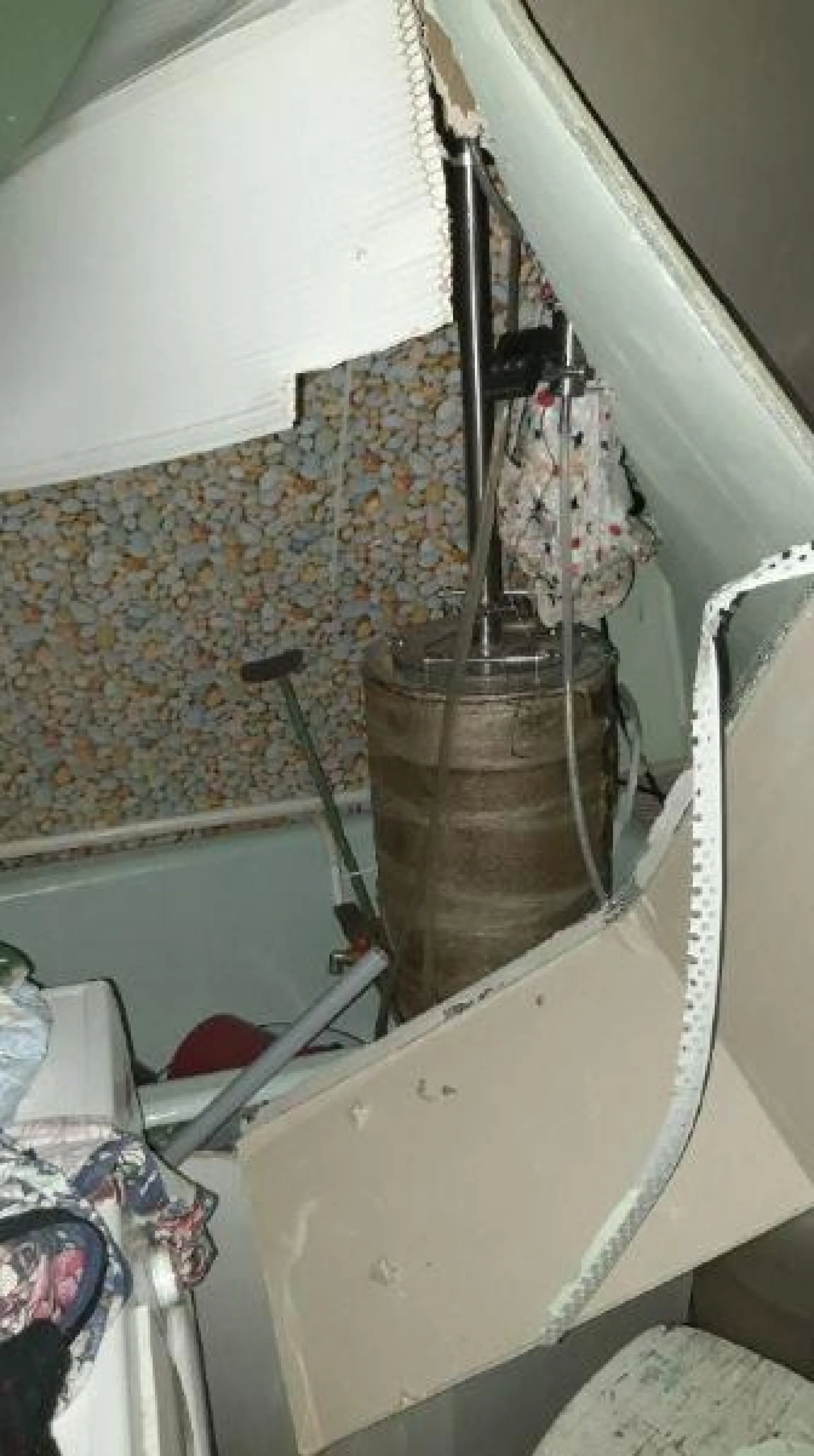 Сдетонировали пары спирта. В алтайском селе взорвался самогонный аппарат Сдетонировали пары спирта. В алтайском селе взорвался самогонный аппарат