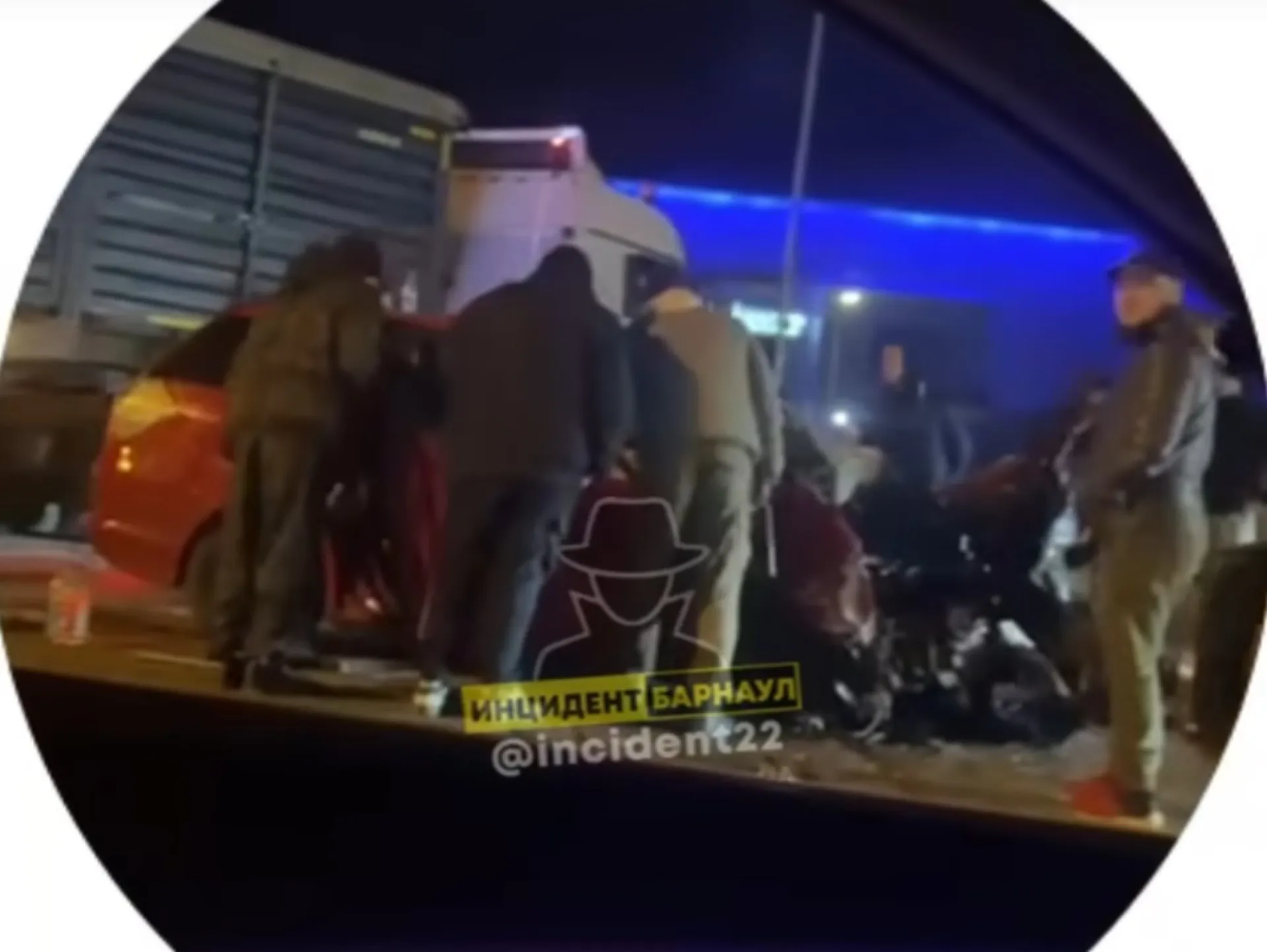 Четыре человека пострадали в ДТП с грузовиком у барнаульского ТЦ