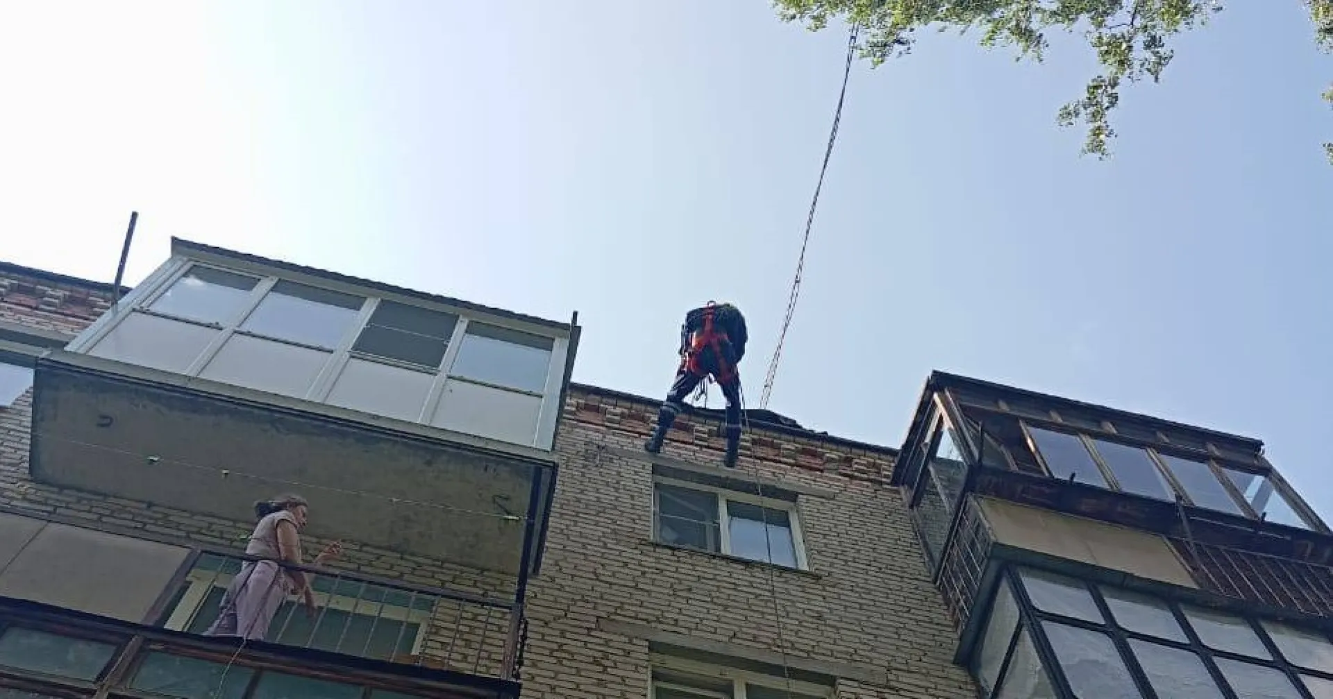 Спасатели вызволили из квартиры пенсионерку в барнаульском поселке Спасатели вызволили из квартиры пенсионерку в барнаульском поселке